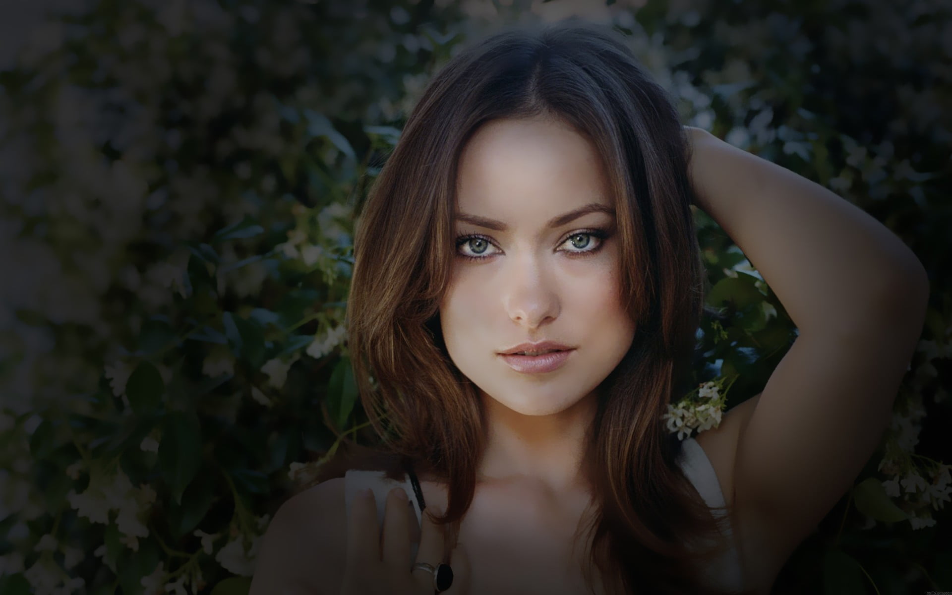 1080P, teenager, leisure activity, young women, portrait, real people, vignette, adult, looking at camera, beautiful woman, hairstyle, arms up, actress, HD Wallpaper