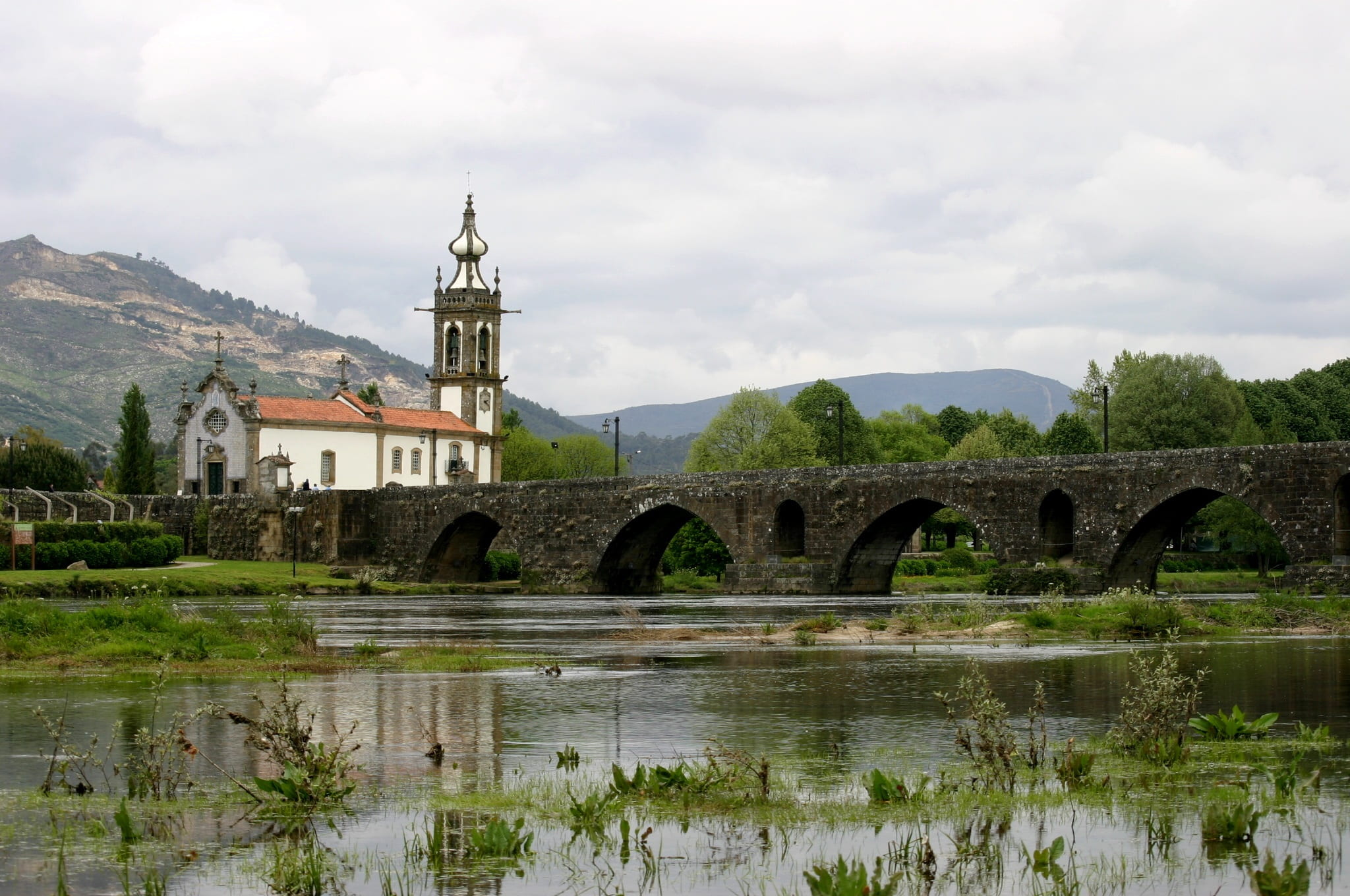 nature, travel, no people, bridge - man made structure, cloud - sky, building, arch, built structure, river, tree, arch bridge, ponte de lima, transportation, HD Wallpaper