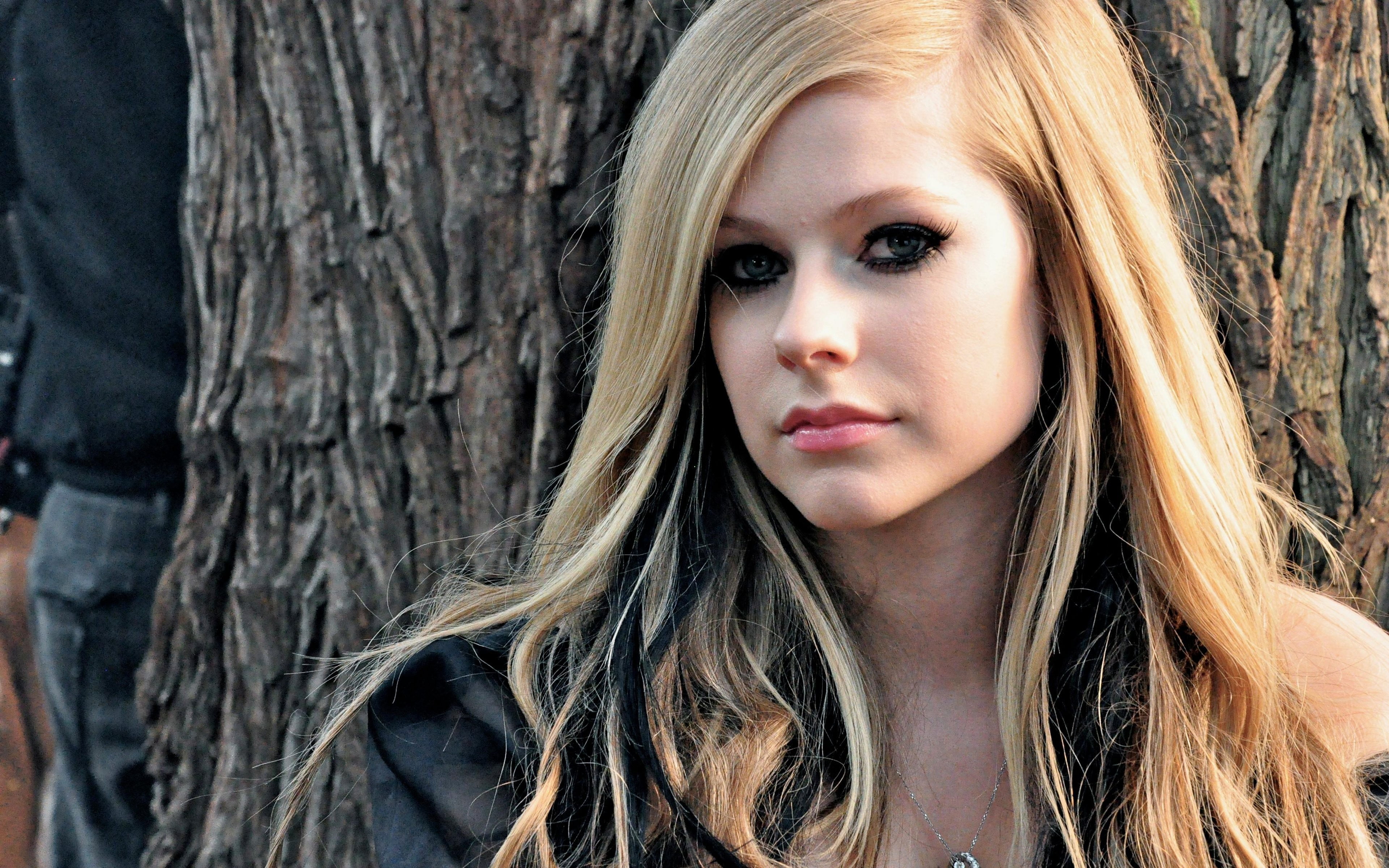 looking at camera, teenager, tree, lavigne, blonde, hairstyle, women, long hair, photo, beauty, tree trunk, trunk, young adult, one person, contemplation, HD Wallpaper
