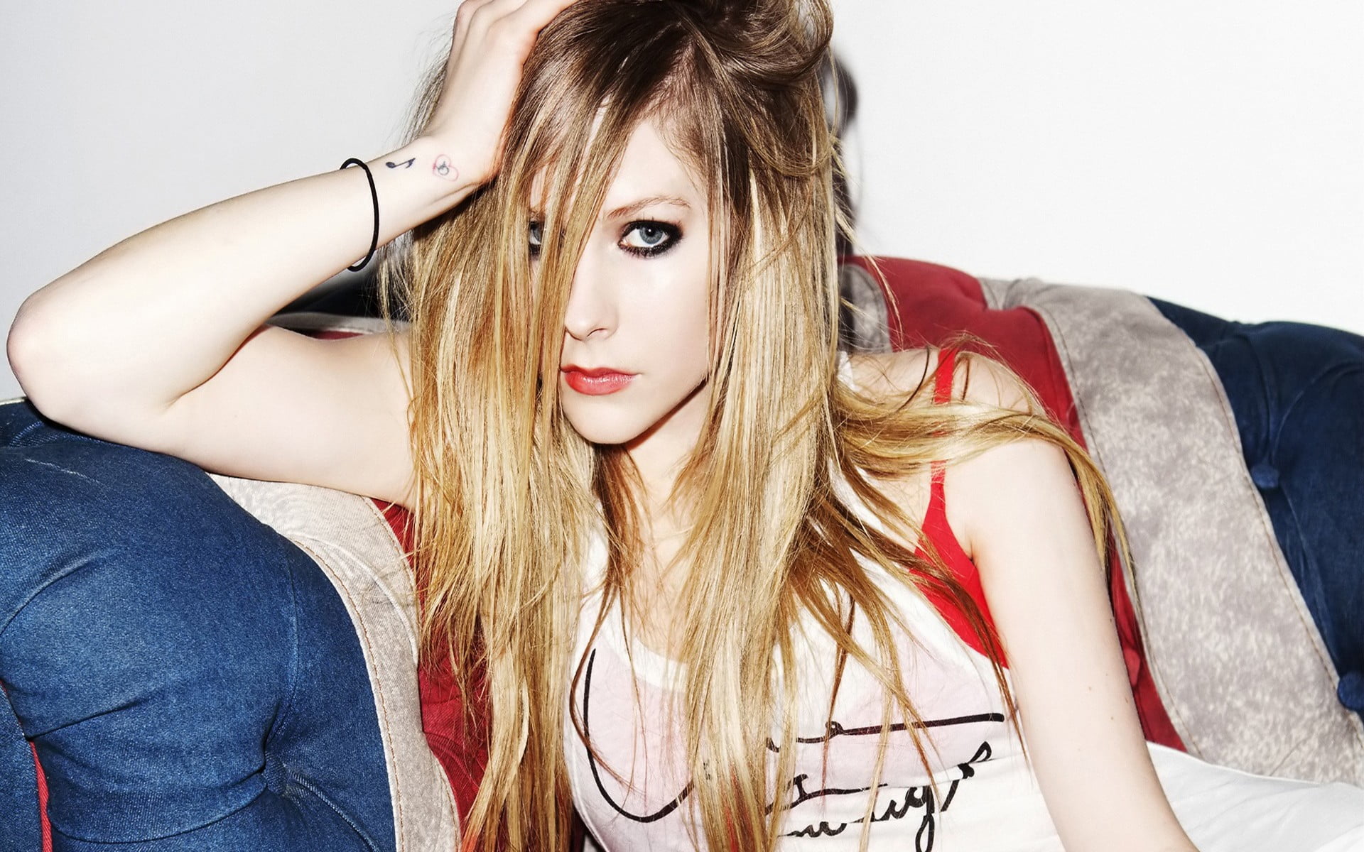 singer, blonde, teenager, lifestyles, beautiful woman, hair, long hair, casual clothing, looking at camera, blond hair, looking at viewer, one person, avril, HD Wallpaper
