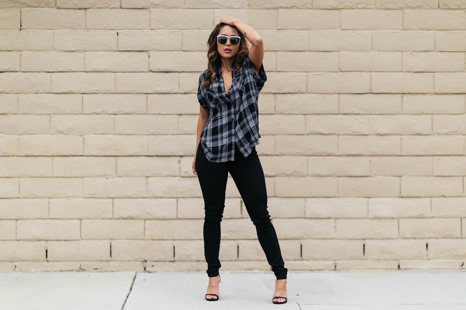 casual clothing, real people, model, wall - building feature, high heels, pants, lifestyles, tattoo, wall, architecture, brick, sunglasses, leisure activity, HD Wallpaper