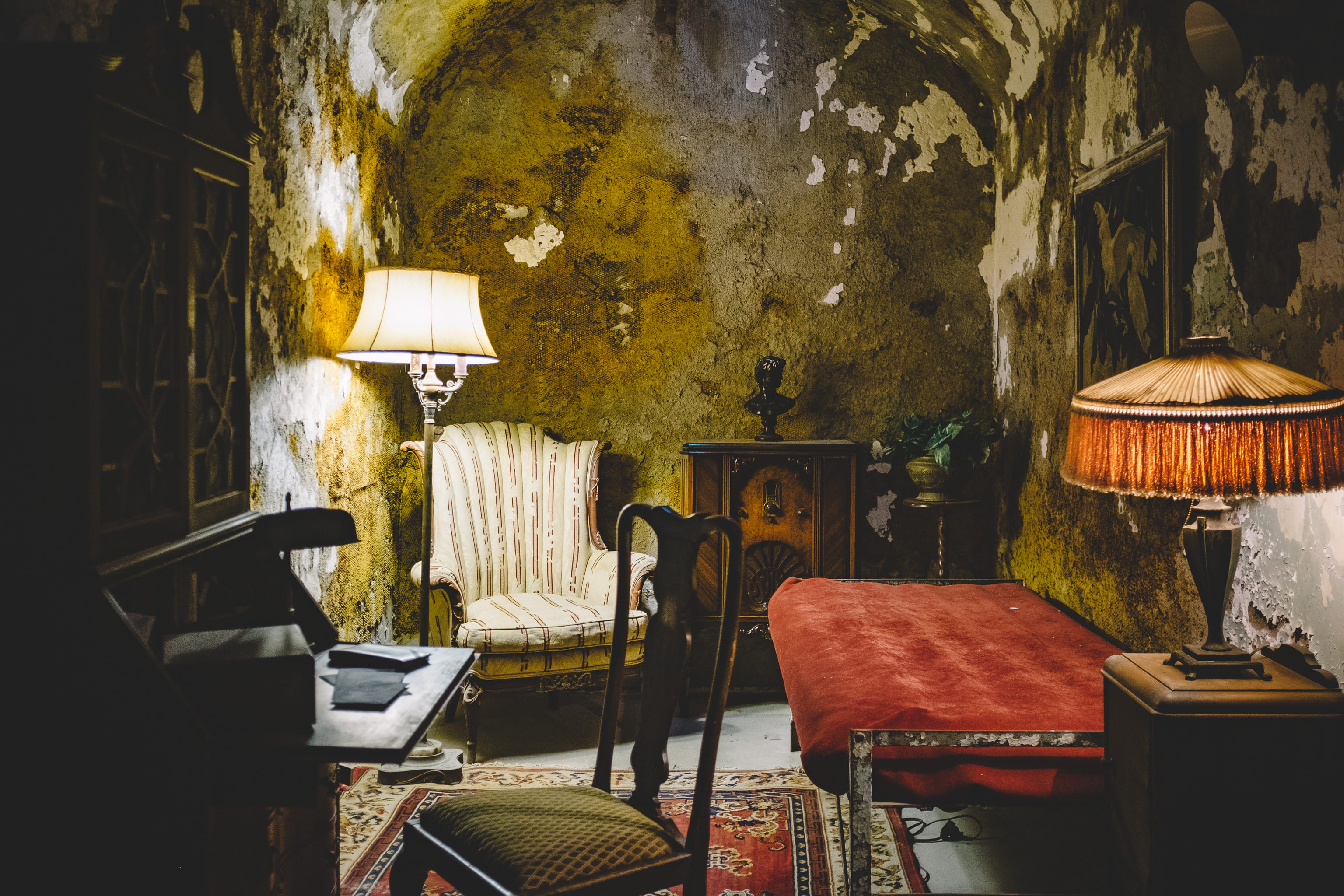 table, al capone, lighting equipment, luxury, prison, indoors, seat, mobster, day, electric lamp, historic, absence, wall, sofa, couch, bed, chair, cell, HD Wallpaper