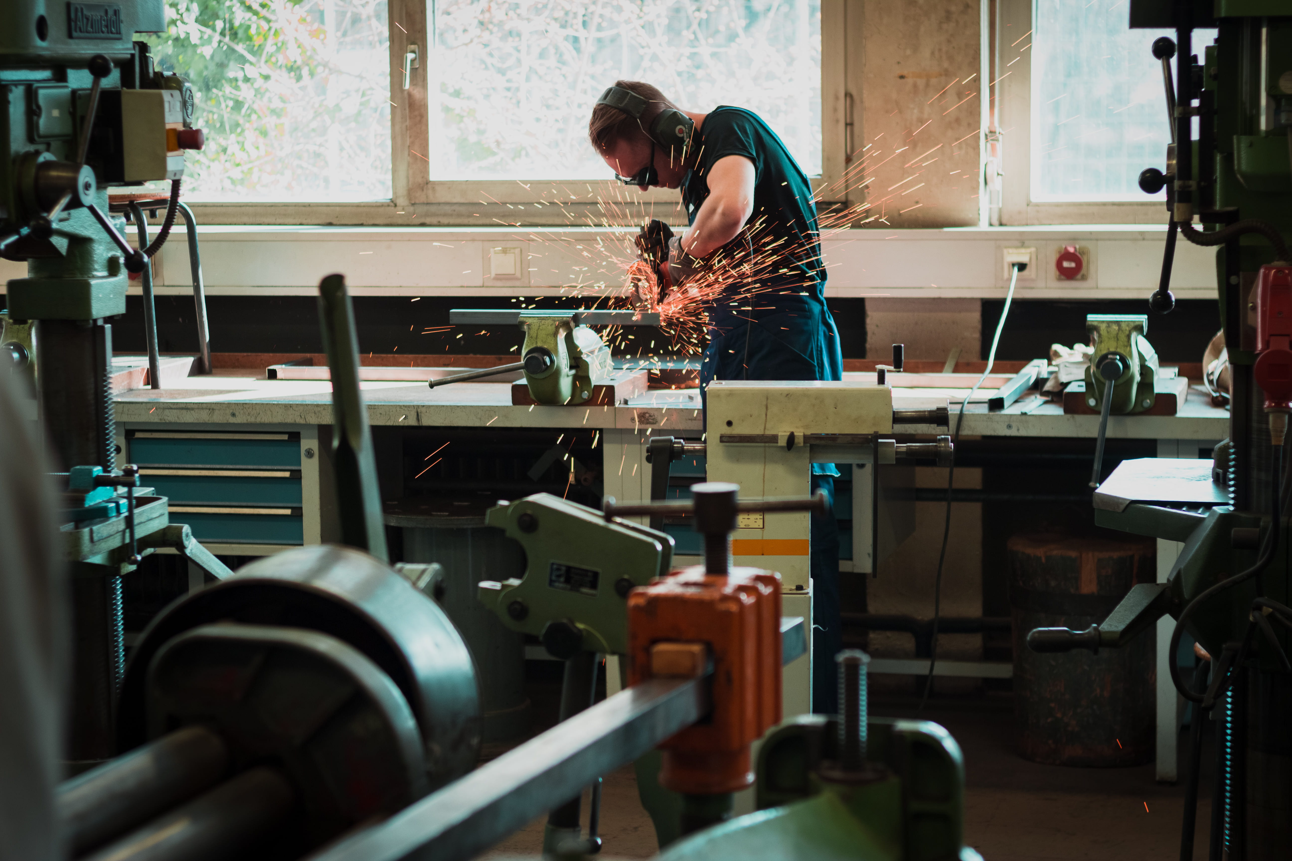 workman, cut, real people, business, selective focus, selective, welder, young adult, effort, accuracy, welding, skill, hairstyle, circular, equipment, HD Wallpaper
