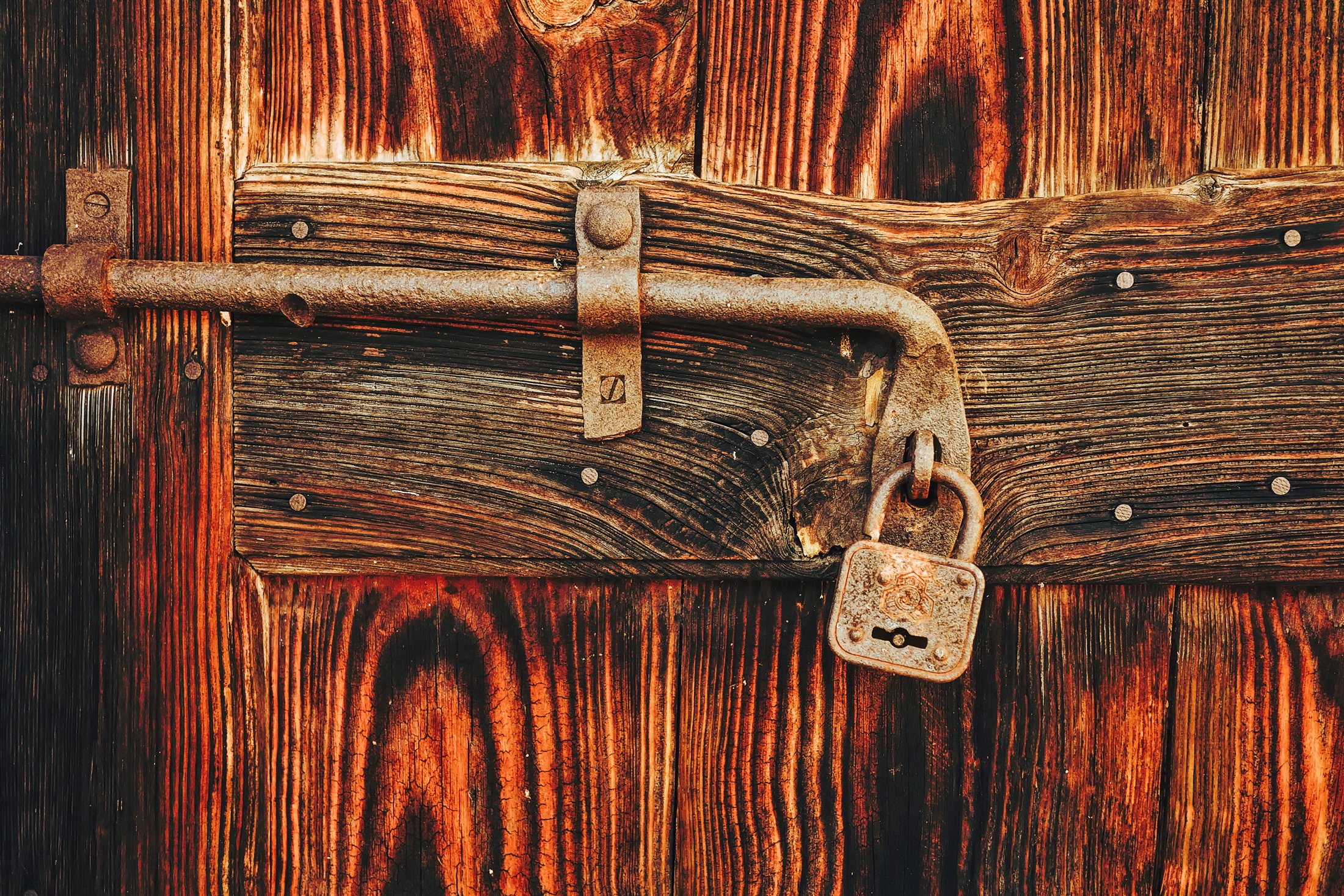 close-up, shallow, backgrounds, entrance, full frame, 1080P, hdr, no people, latch, closed, brown, protection, vintage, old, padlock, focus, doorway, still life, HD Wallpaper