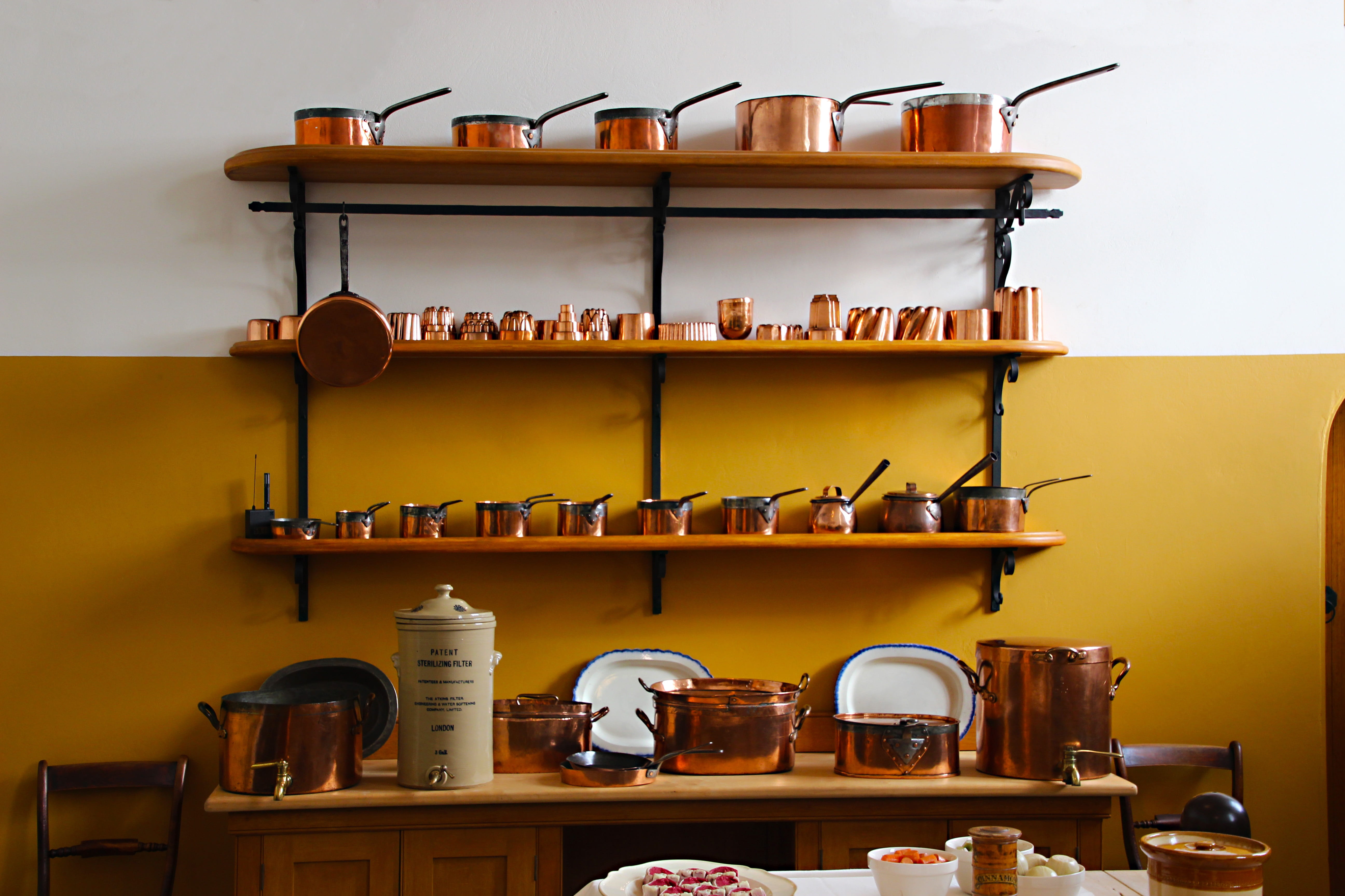 rural, variation, food, cook, antique, abundance, brown, furniture, sale, retail, kitchen utensil, equipment, pan, choice, retro, cookware, kitchenware, HD Wallpaper