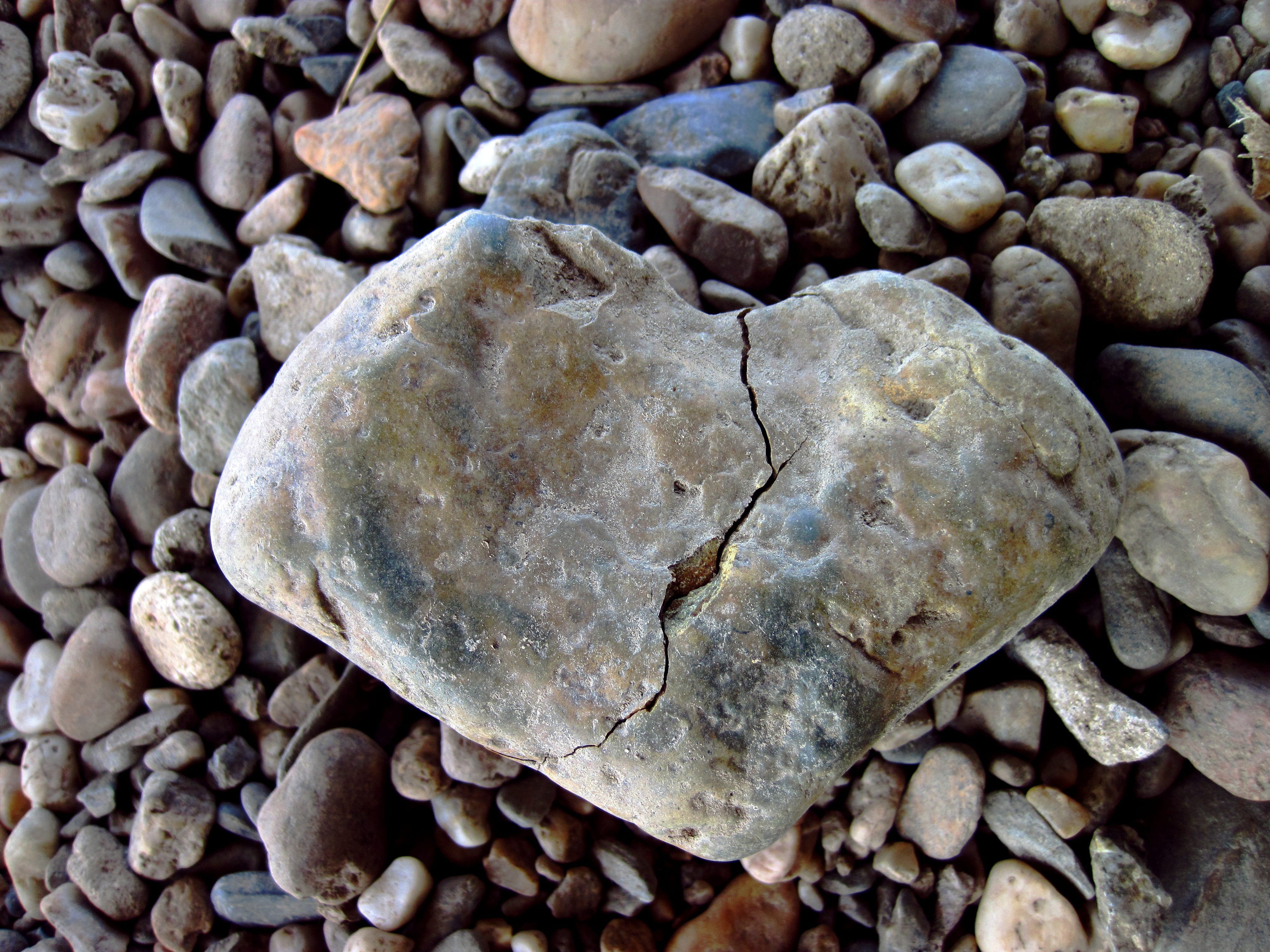 heart, pattern, leave, end, crack, indoors, nature, pain, photo, food, no people, stone - object, love, closeup, pebble, broken, symbol, full frame, stone, HD Wallpaper