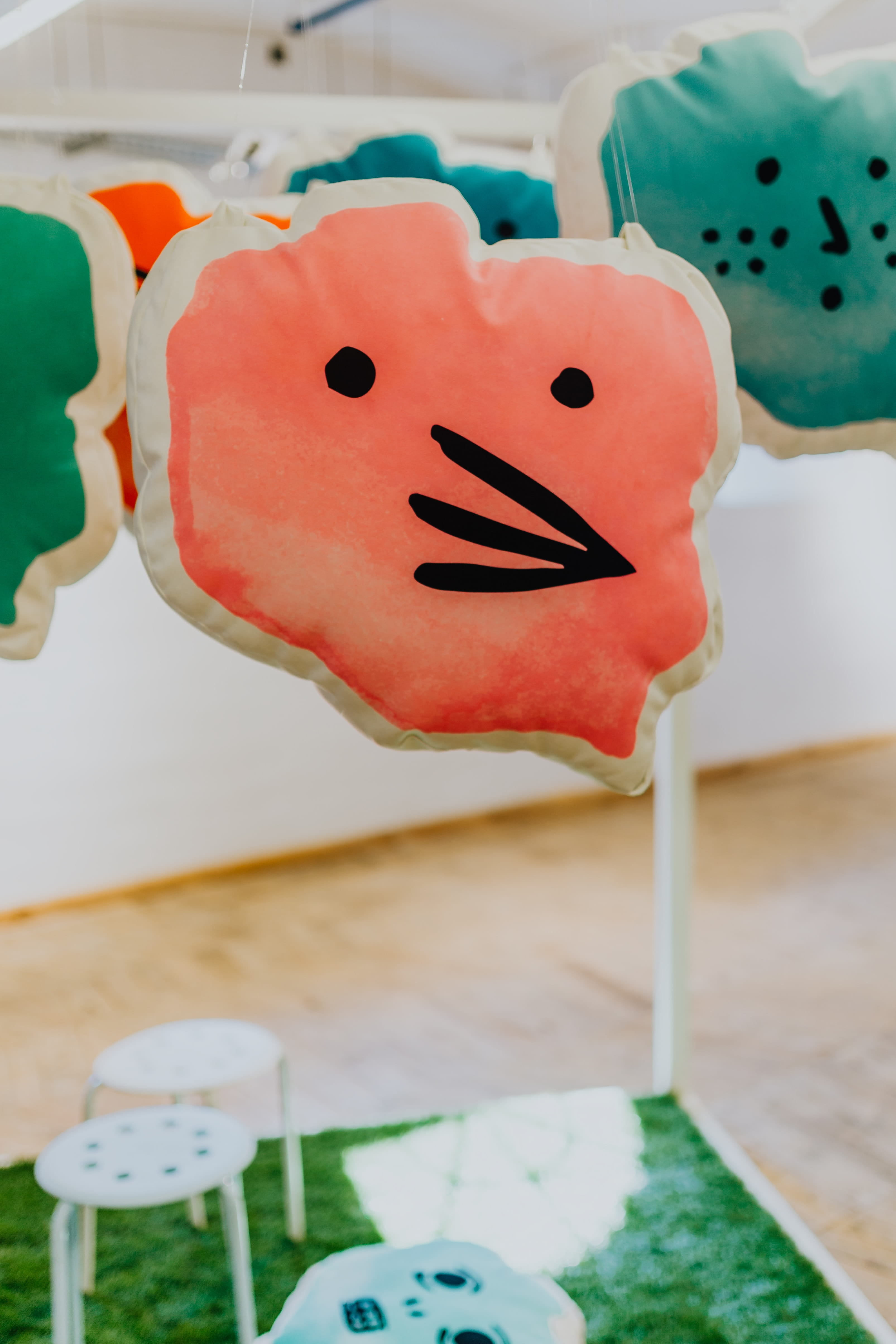 creativity, still life, anthropomorphic, ŁDF, red, indoors, anthropomorphic smiley face, day, craft, smiling, shaped, anthropomorphic face, communication, Phone HD Wallpaper