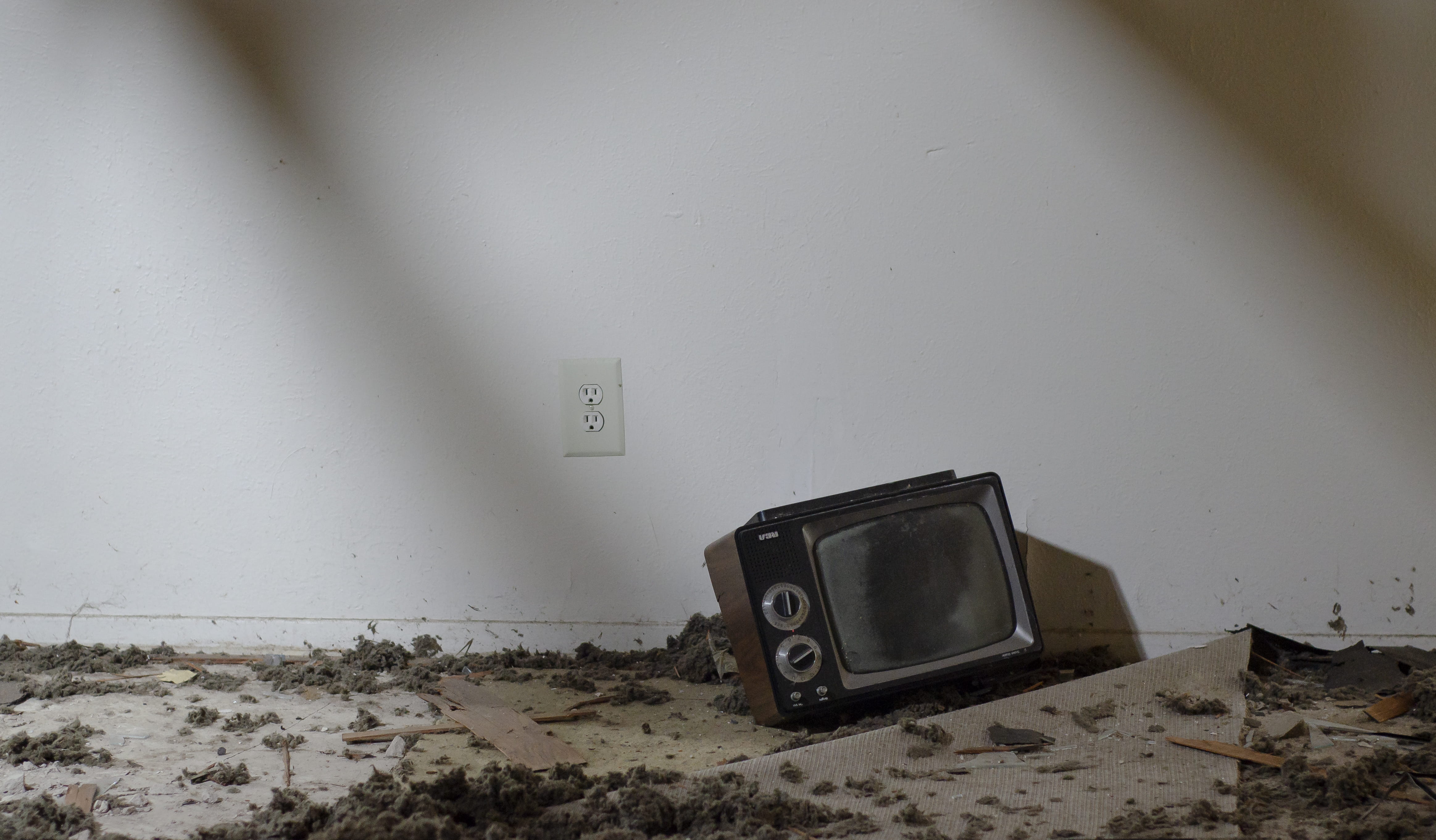 upside down, decline, 1980s, technology, floor, dust, old, flooring, obsolete, screen, wall - building feature, communication, ancient, history, display, HD Wallpaper