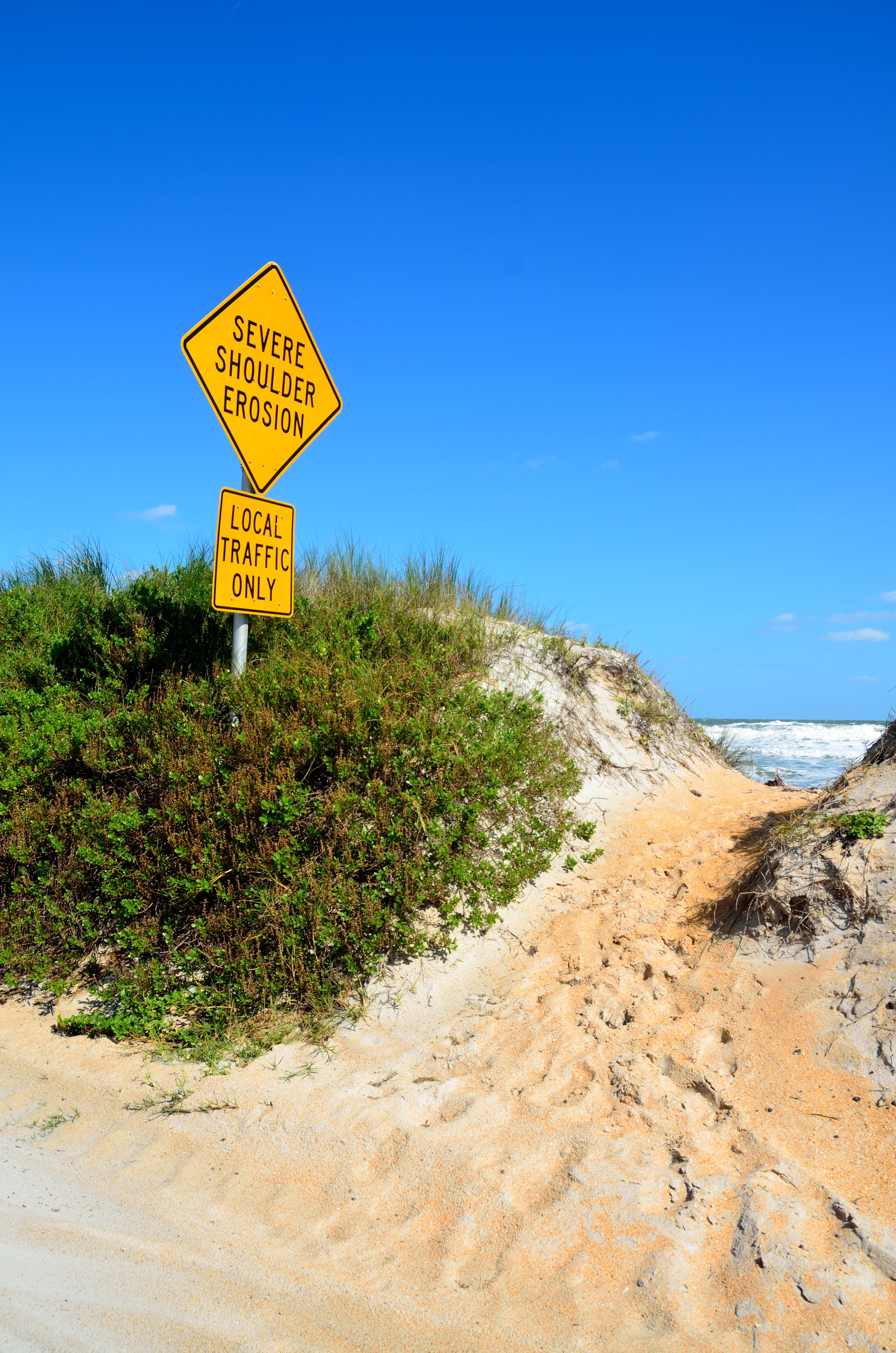 hazard, beach, direction, eroded, 4K, coast, dune, coastline, Outdoors, text, usa, sea, sand, communication, guidance, road, yellow, shore, western script, Phone HD Wallpaper