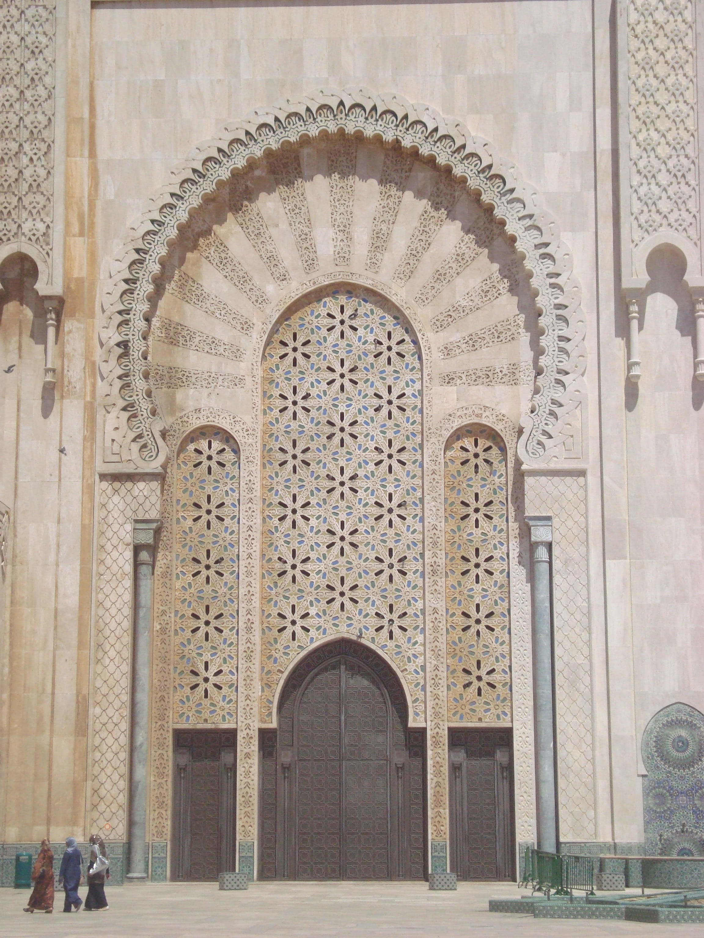 travel destinations, day, Africa, arch, ornate, spirituality, door, sunlight, history, place of worship, belief, standing, Casablanca, structure, building exterior, Phone HD Wallpaper
