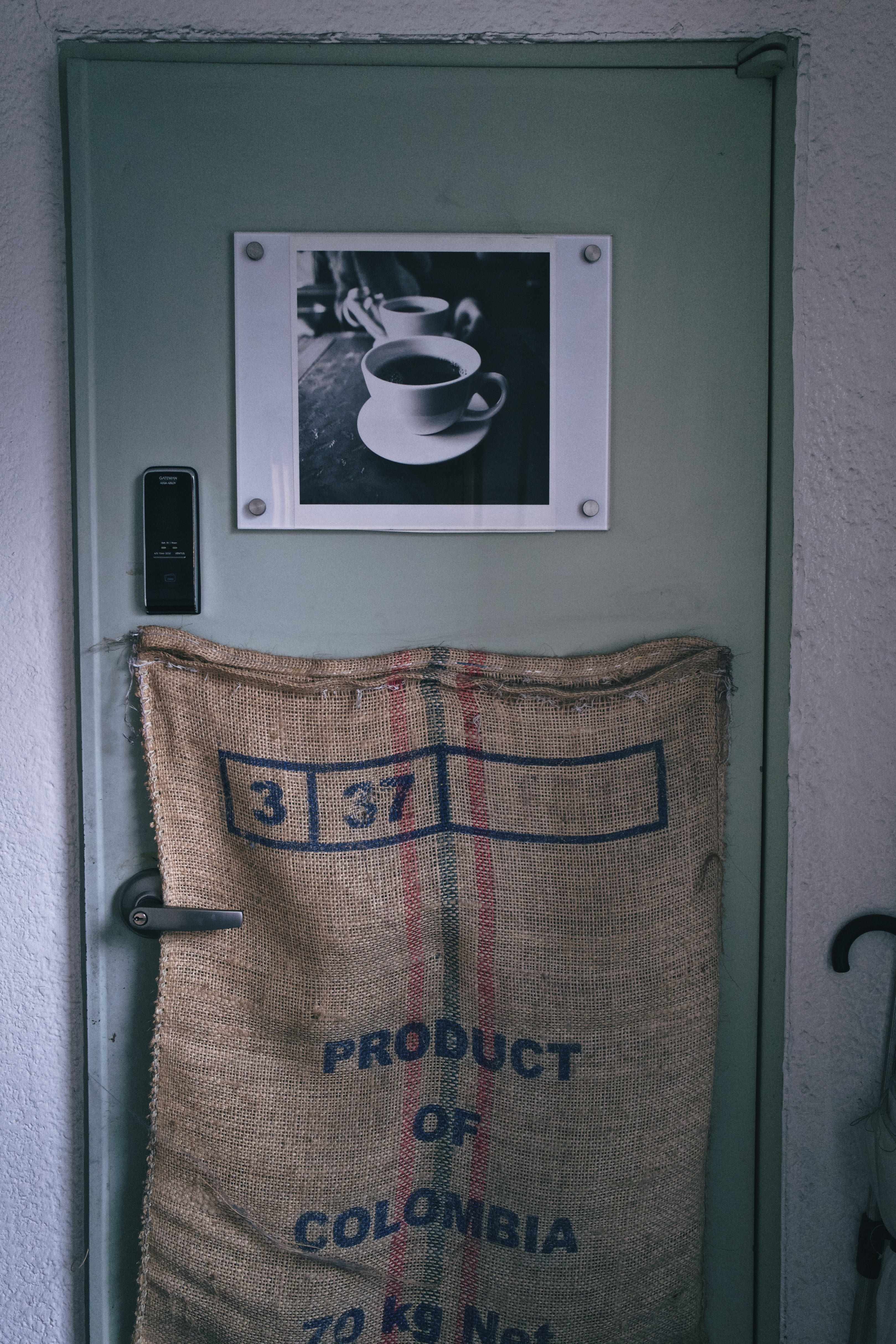 door, text, communication, building, gray, hanging, mirror, day, container, built structure, western script, 4K, coffee shop, close-up, number, cafe, coffe, Phone HD Wallpaper