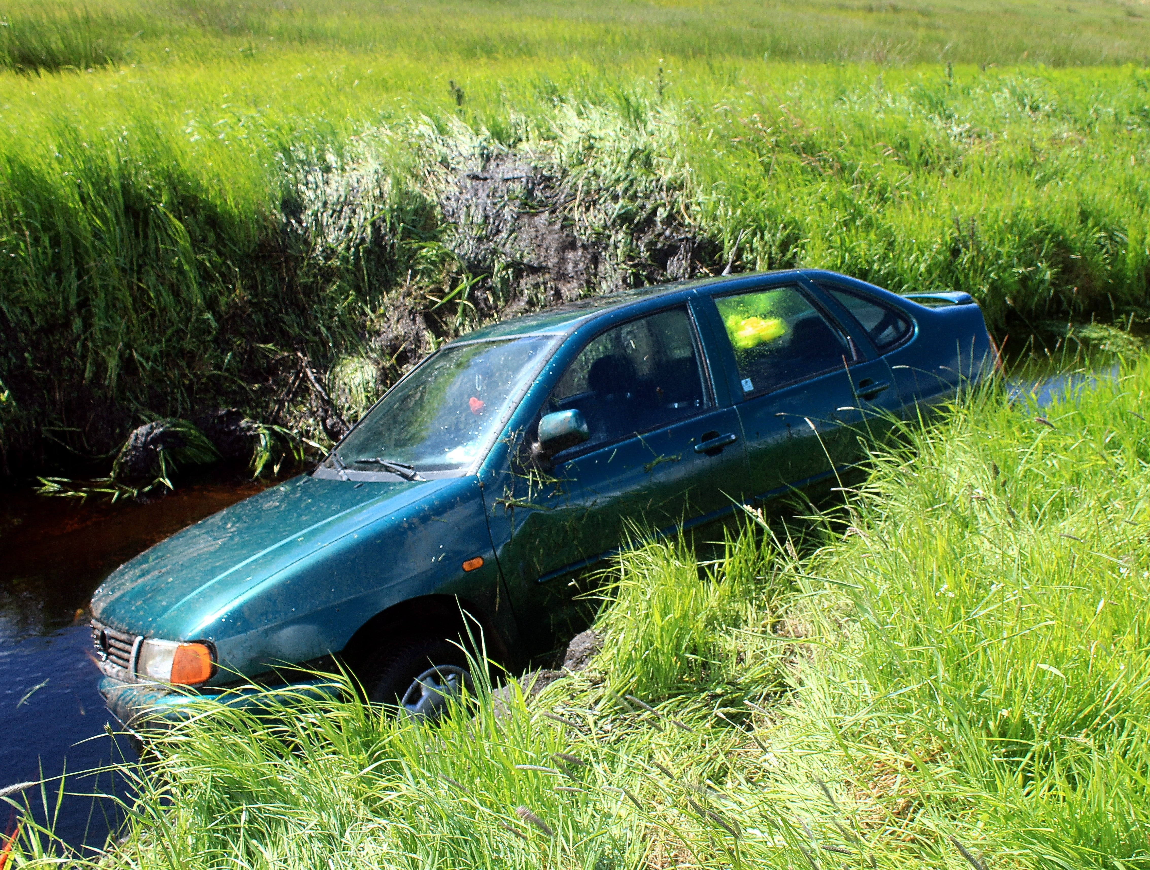 mode of transportation, 4K, green color, car, damaged, dare, grass, wreck, transportation, deterioration, accident, loneliness, dig, metal, demolished, HD Wallpaper