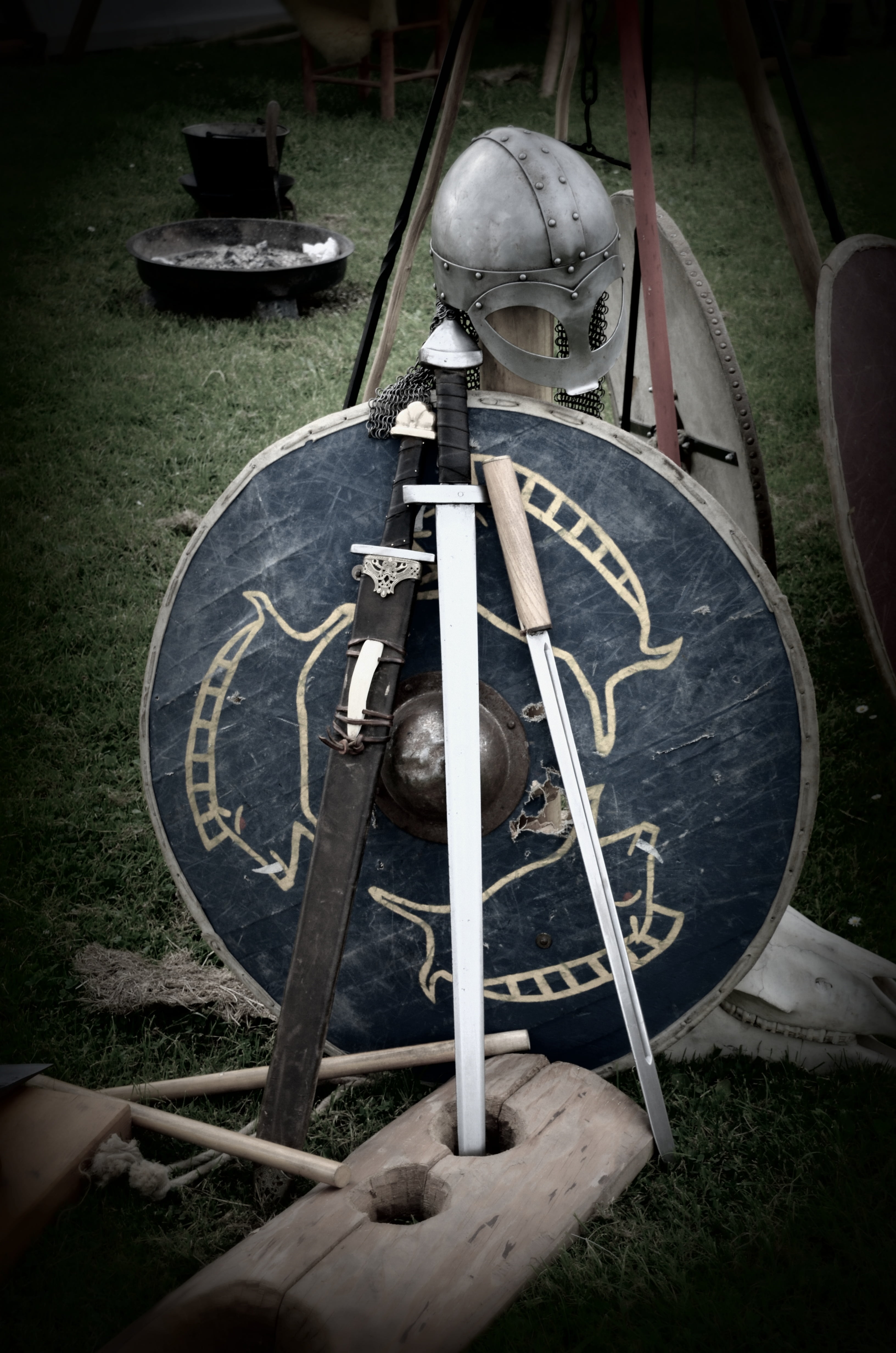 armor, historically, nature, weapon, knight, real people, history, people, day, human representation, headwear, sword, coat of arms, helm, metal, swords, Phone HD Wallpaper
