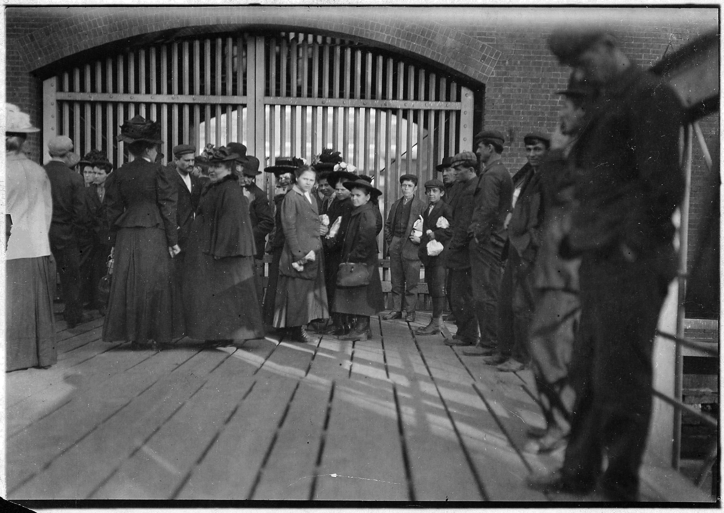large group of people, uK, adult, standing, real people, Amoskeag, men, black And White, manchester, 1909, crowd, child, street, people, city, building exterior, HD Wallpaper