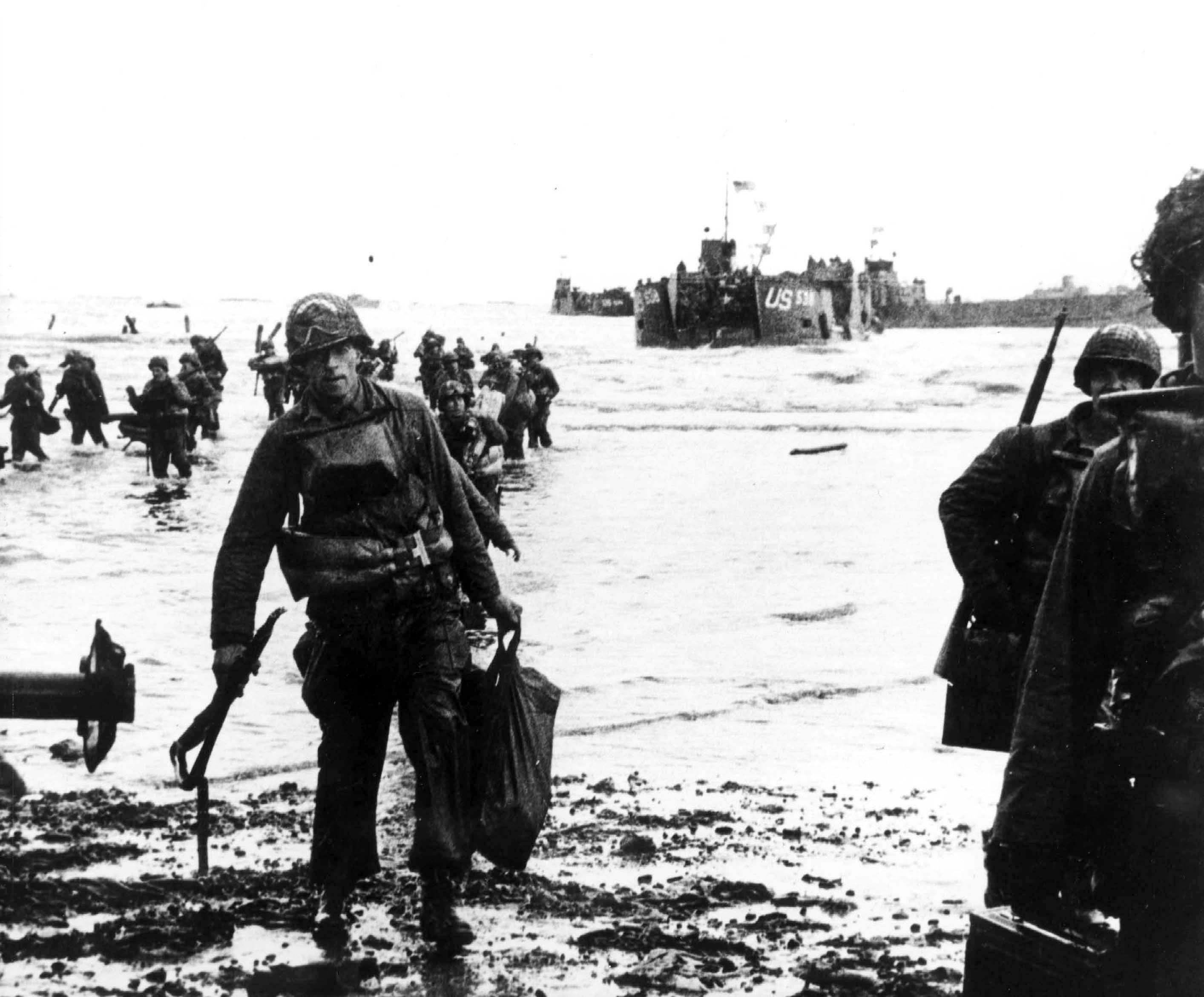 crowd, D-Day, d, women, american assault, 2K, arts And Entertainment, beach, amphibious assault, time, war, boat, clear sky, utah, sand, people, land, HD Wallpaper