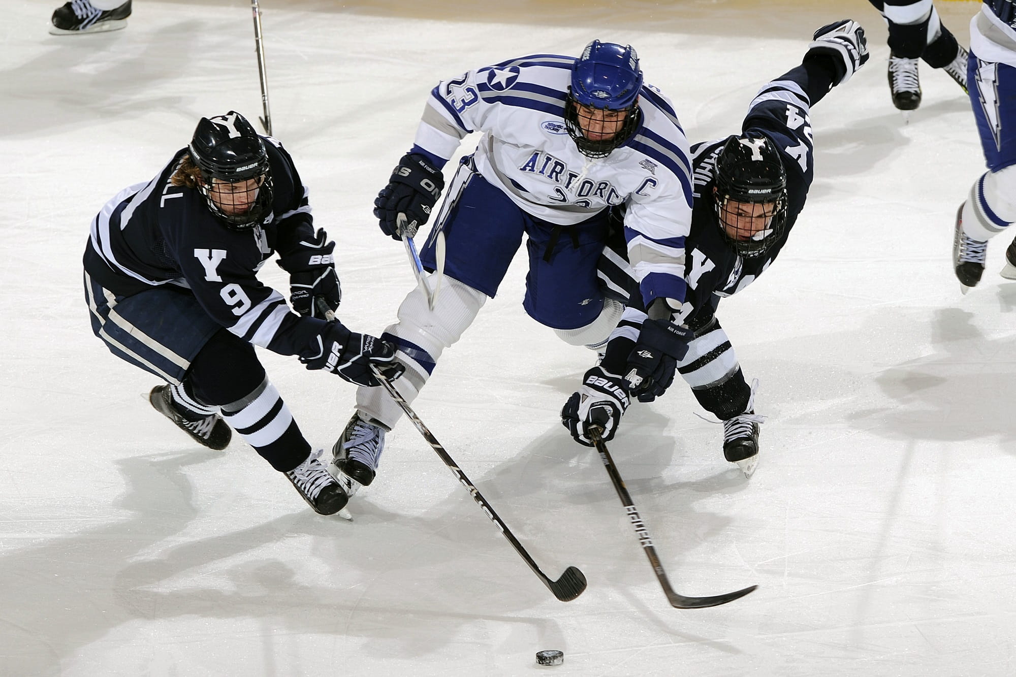 full length, contact, hockey, ice, game, blue, white, hobby, snow, ice hockey, group of people, winter, men, sports helmet, teams, skating, jersey, playing, HD Wallpaper