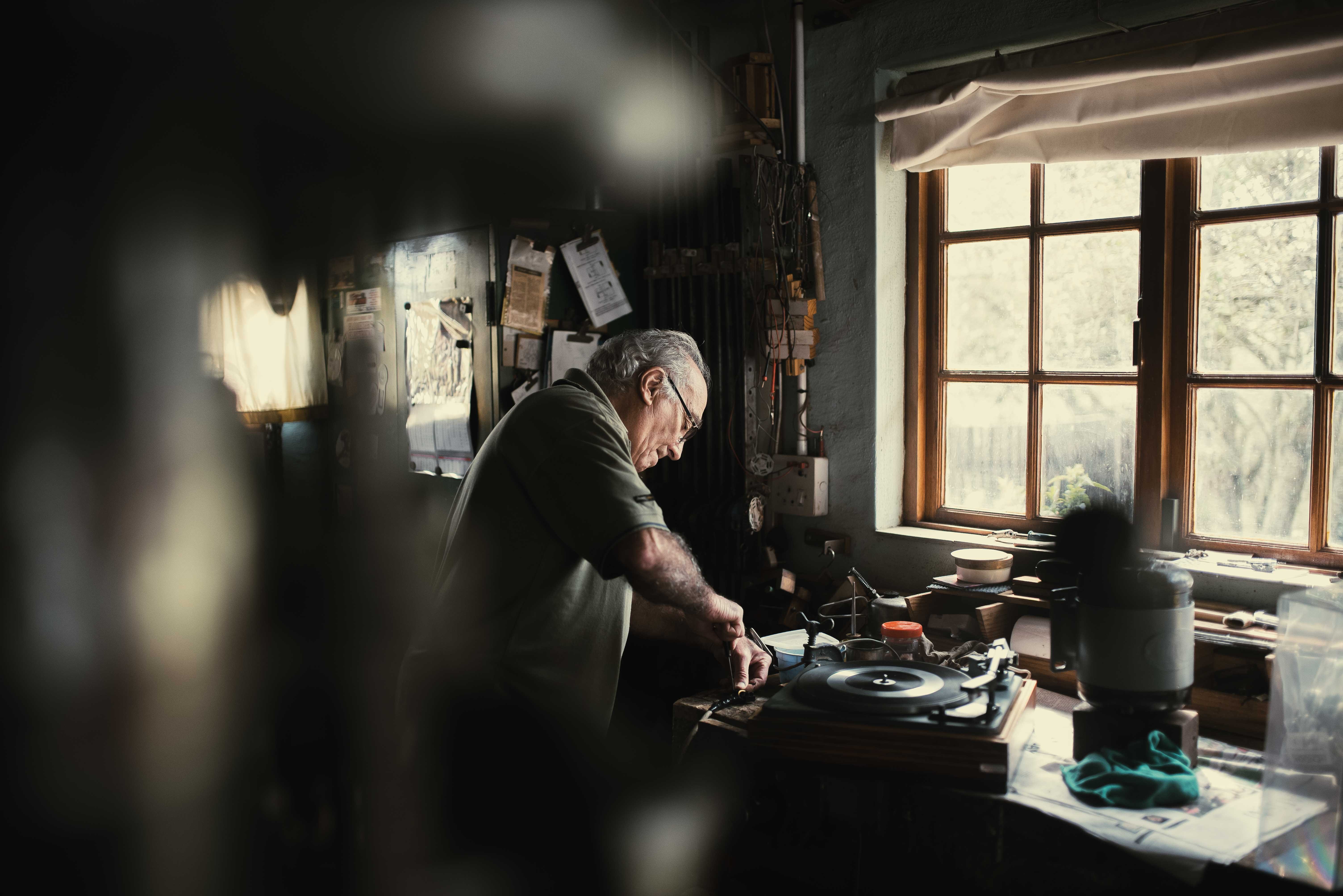 lifestyles, record, grandfather, tool, women, men, handyman, table, craftsperson, adult, males, females, inside Of, skill, work Tool, professional Occupation, HD Wallpaper