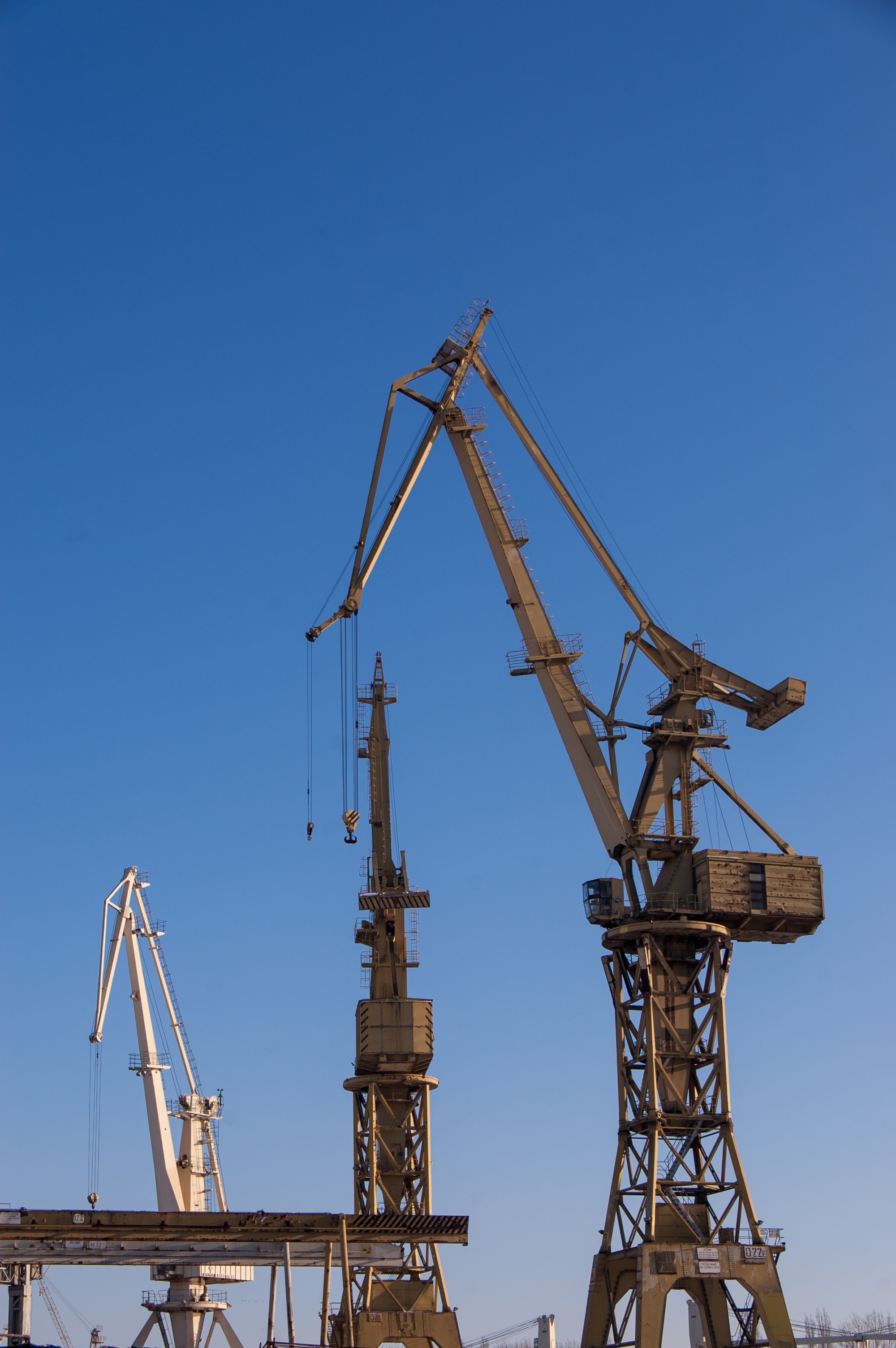 profession, workshop, tall, build, work, transportation, shop, photo, incomplete, snow, winter, daytime, white, clear, made, clear sky, day, nature, heavy, Phone HD Wallpaper