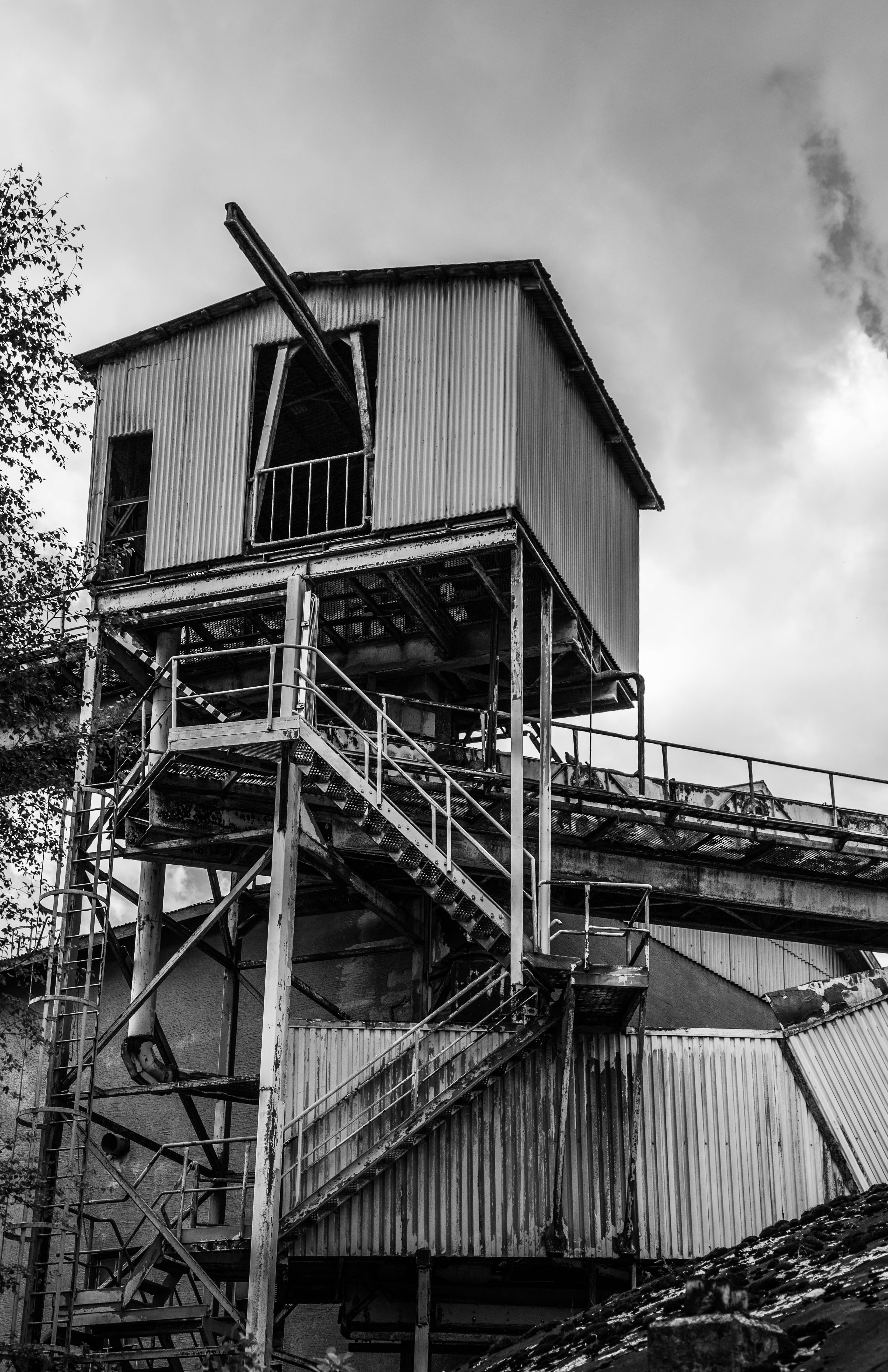 retro, old factory, pipes, rusty, old shed, interior, architecture, decay, unhygienic, day, equipment, railing, metal, factory, run-down, broken, garbage, Phone HD Wallpaper
