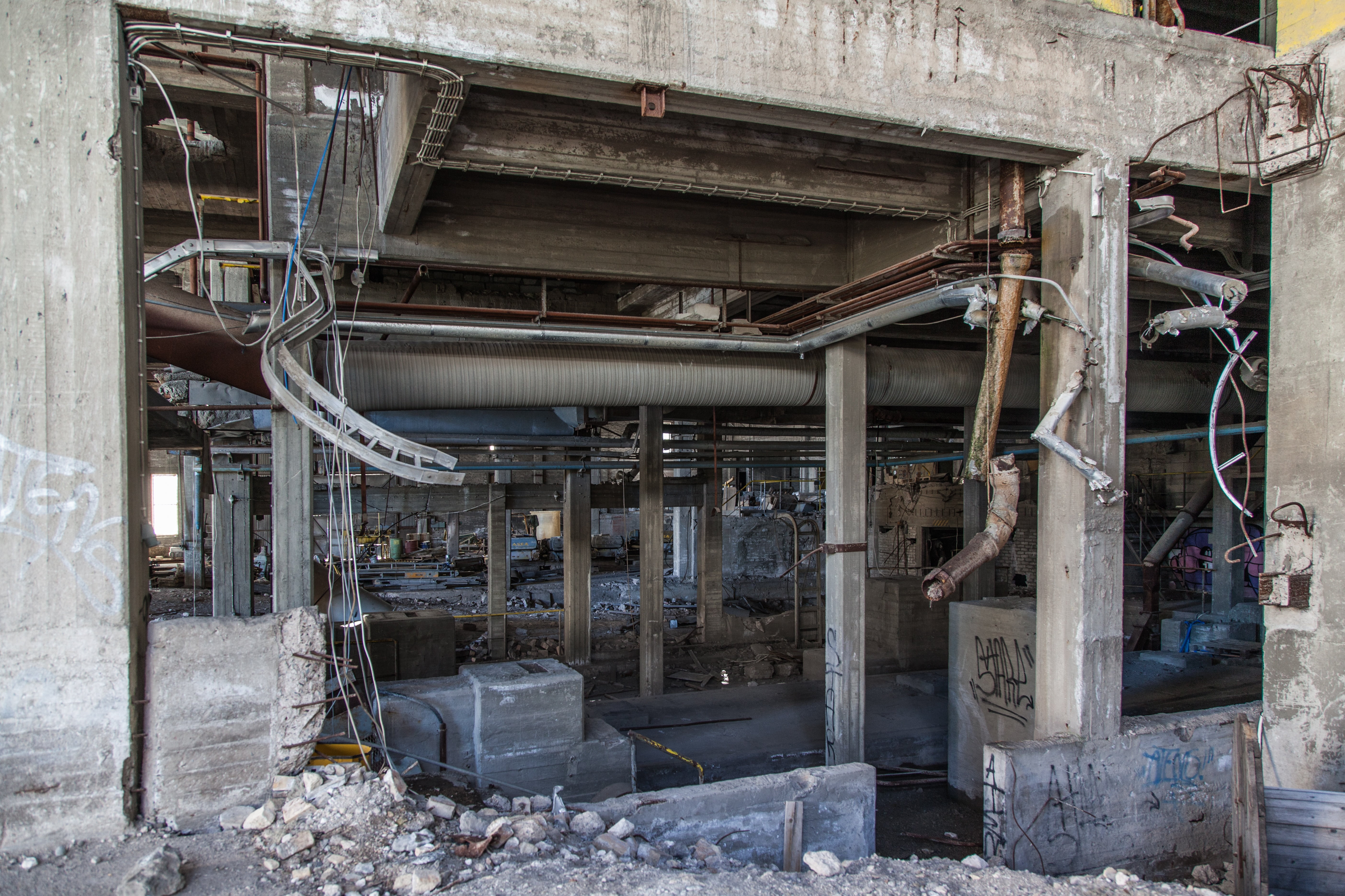 rough, outdoors, destruction, trash, architecture, connection, ruined, warehouse, damage, house, no people, urban exploration, vintage, inside, complexity, HD Wallpaper