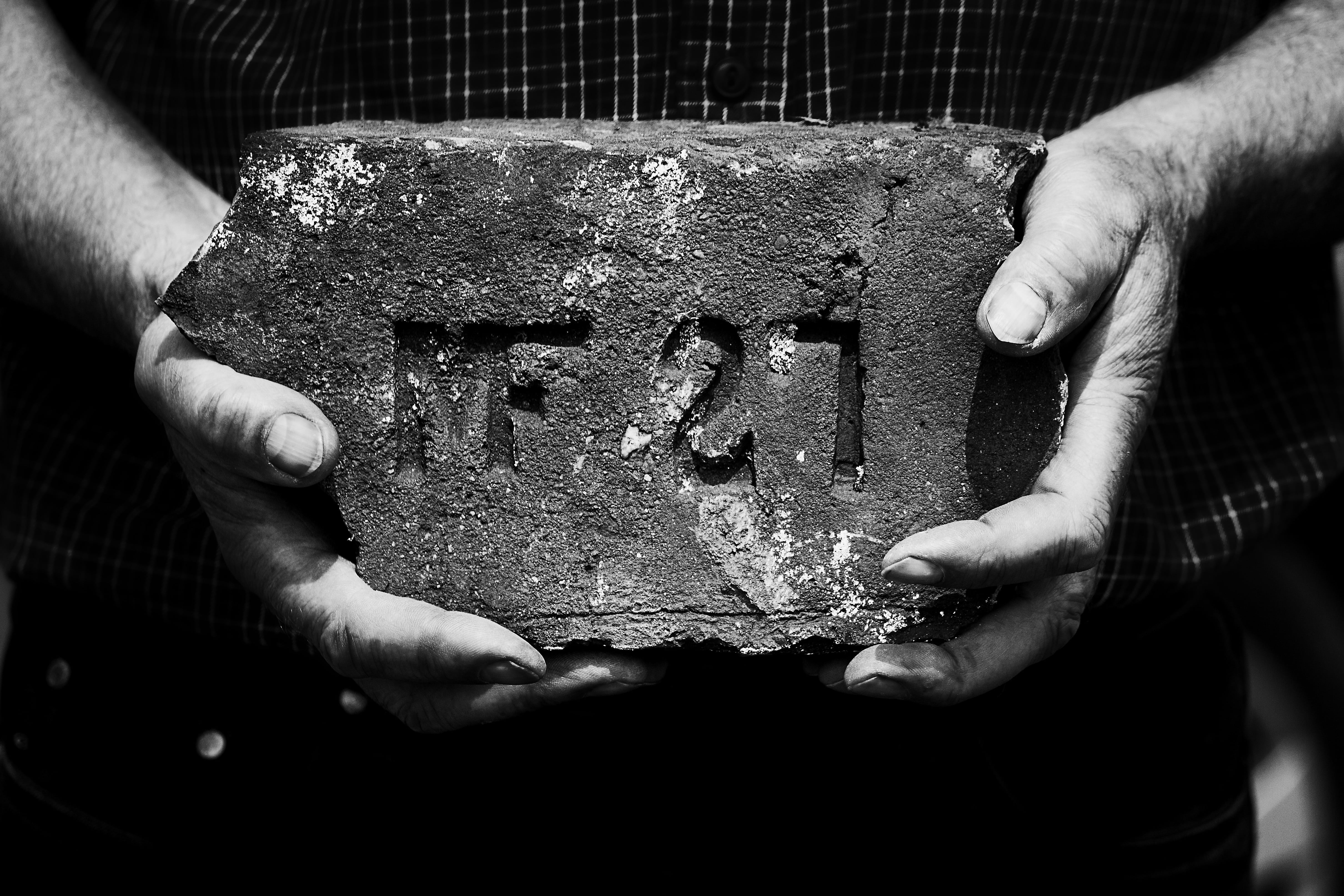clay, the number of the, artist, real people, exertion, one, adult, house, leisure activity, person, black and white, making, body weight, the hands, holding, HD Wallpaper