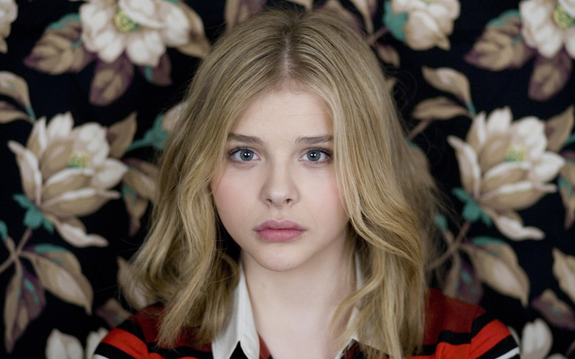 long hair, looking at camera, beautiful woman, blond hair, Chloe Moretz, offspring, women, hair, Chloë Grace Moretz, blue eyes, front view, one person, HD Wallpaper