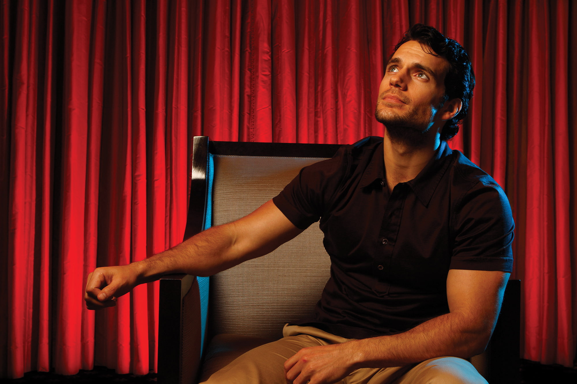 LA Times, actor, 1080P, curtains, red, photoshoot, Genaro Molina, chair, newspaper, Henry Cavill, Los Angeles Times, photographer, HD Wallpaper