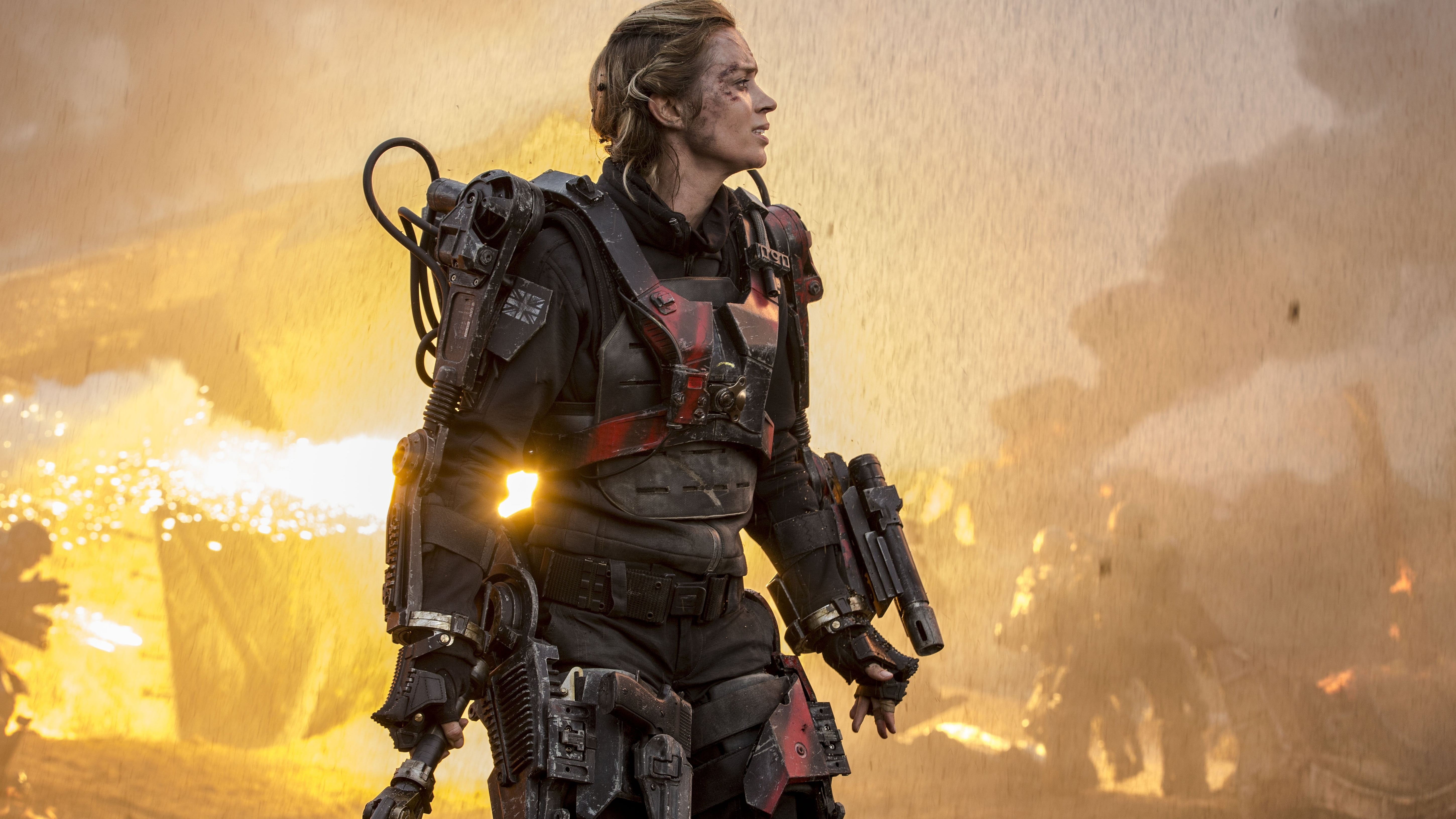 gun, three quarter length, sunlight, adult, 5K, equipment, military, armed forces, nature, young adult, standing, edge, Edge of Tomorrow, weapon, Emily Blunt, HD Wallpaper