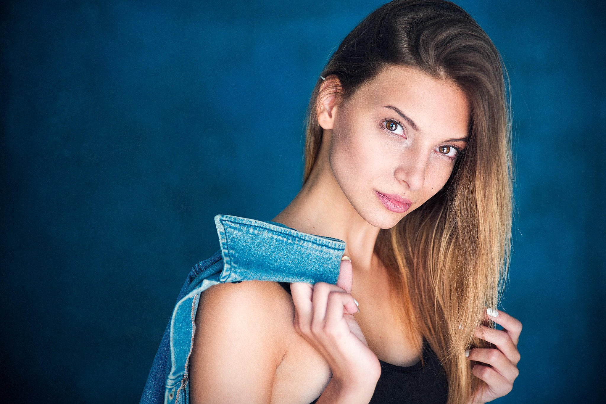jean jacket, women, hazel eyes, looking at viewer, depth of field, hands in hair, blonde, 1080P, model, blue background, jeans jacket, 500px, HD Wallpaper