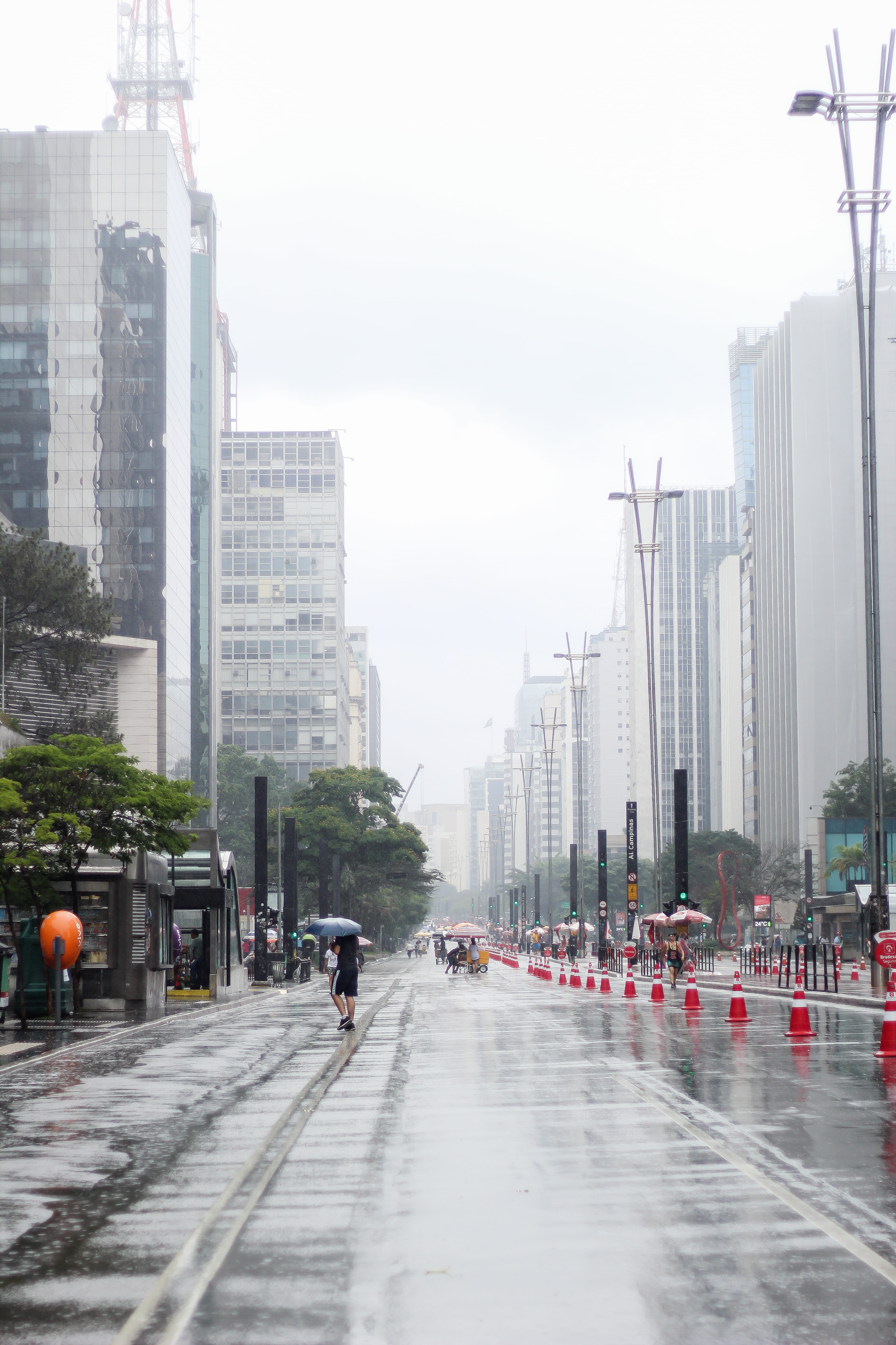 city street, built structure, office building exterior, skyscraper, gray, incidental people, cityscape, umbrella, human, group of people, city life, people, Phone HD Wallpaper