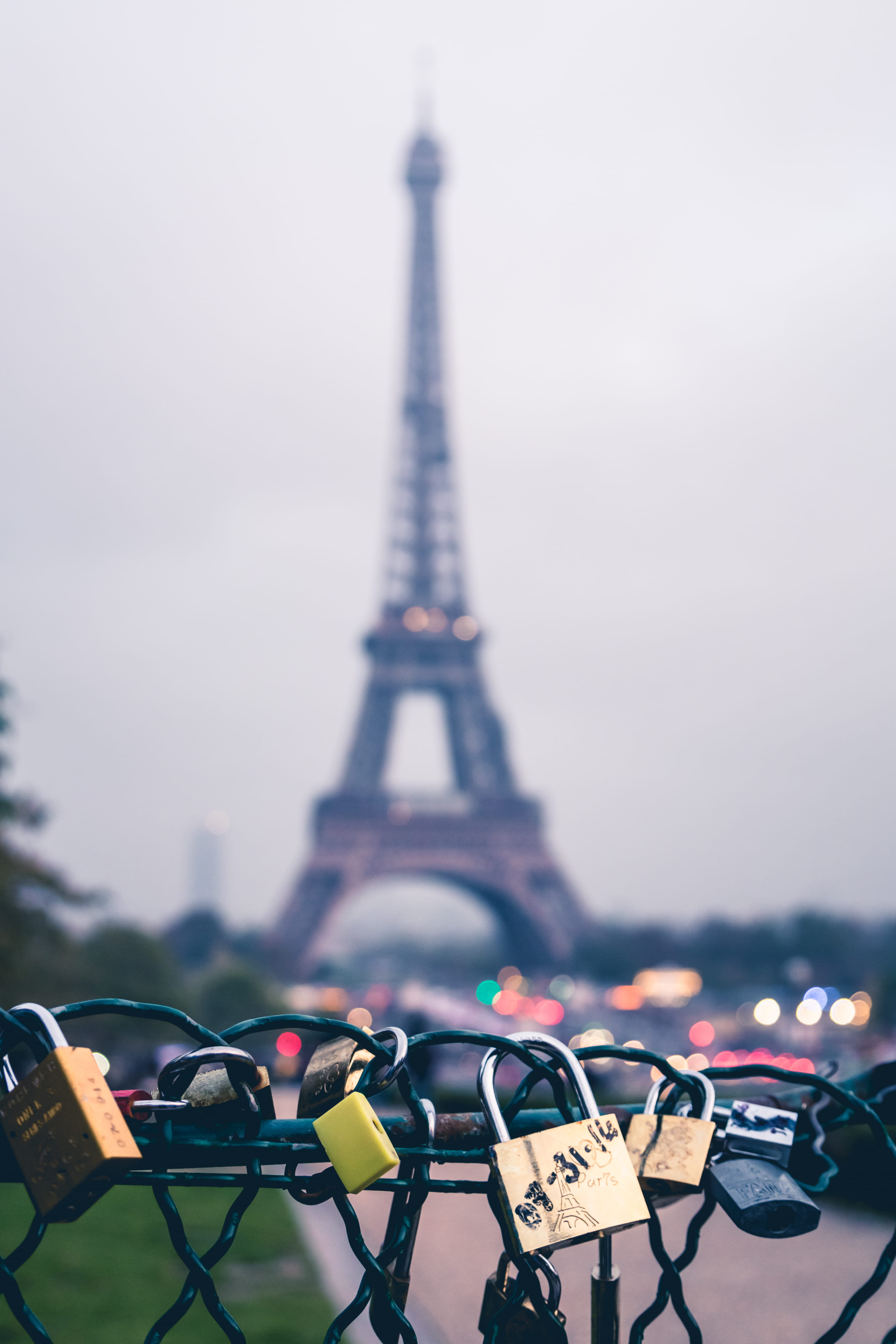 high, love padlock, famous landmark, blurred background, sunset, travel, tall - high, photography, building exterior, city, bokeh, focus on foreground, Phone HD Wallpaper