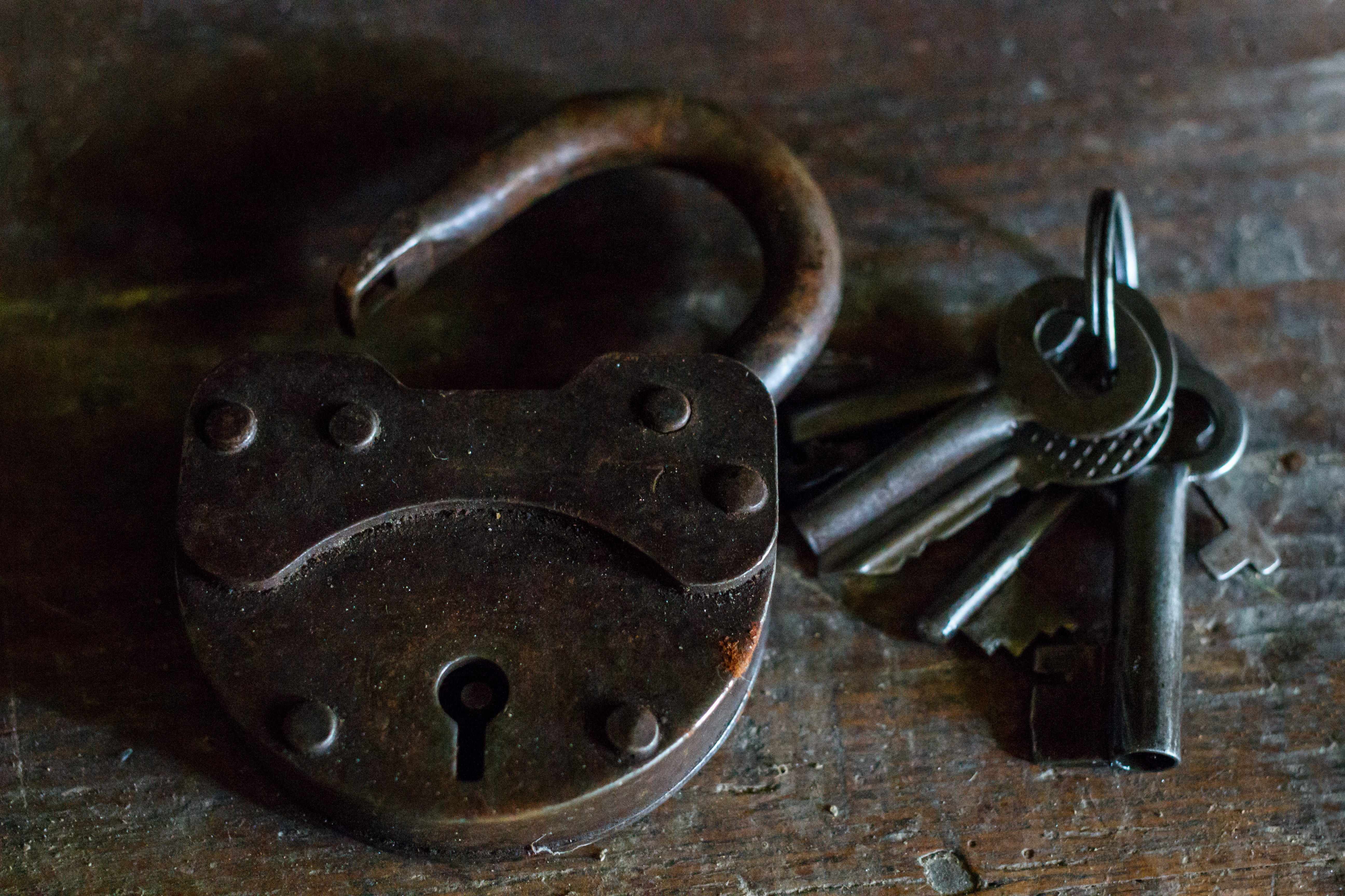 focus on foreground, padlock, steel, close, stealing, locking, closed, still life, rusty, table, access, insurance, old key, work tool, old, keys, kidnapping, HD Wallpaper