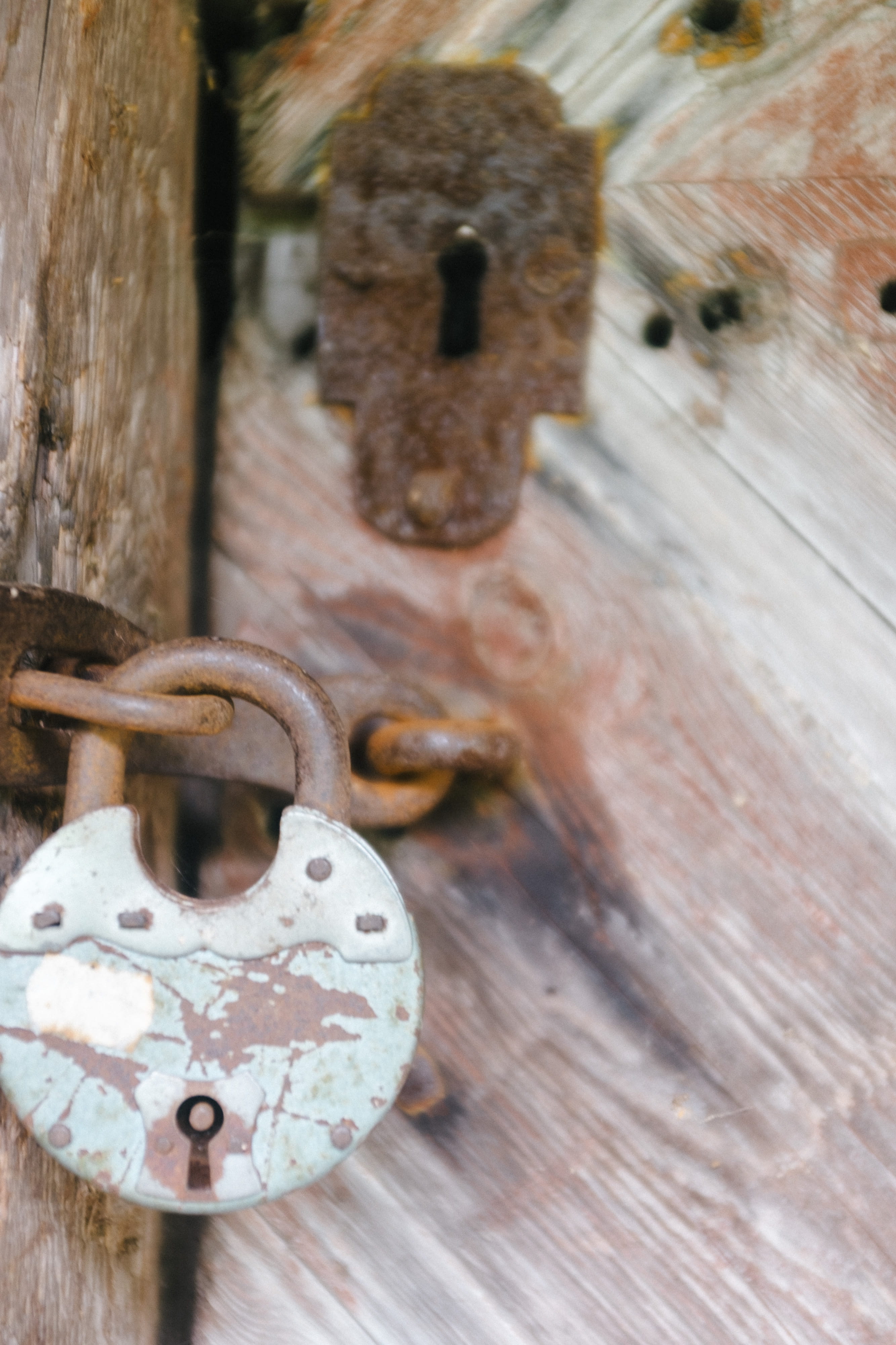 farm, iron, rust, love, pattern, gate, hanging, focus on foreground, warehouse, village, no people, wood - material, padlock, lock, metal, background, retro, Phone HD Wallpaper