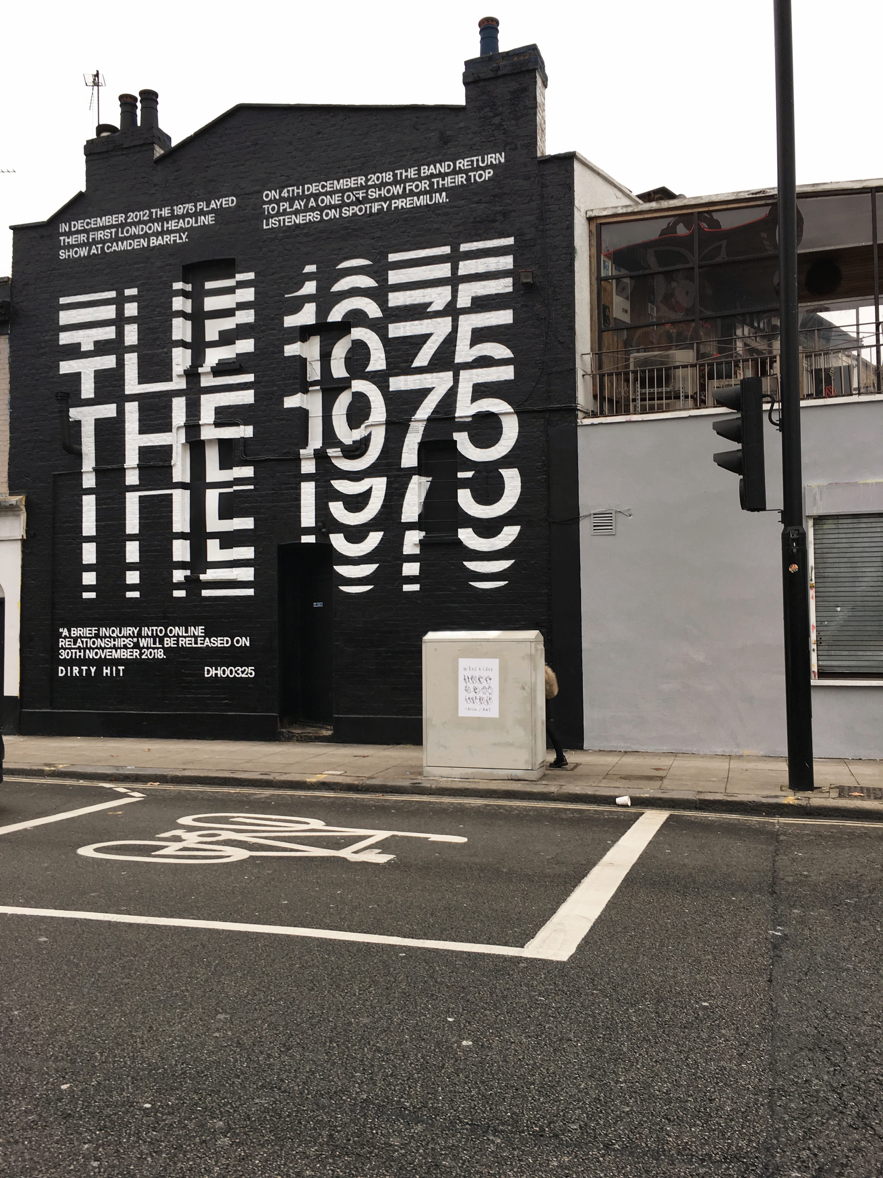 londres, communication, building, town, sign, text, home decor, outdoors, building exterior, transportation, black, city, marking, information, guidance, Phone HD Wallpaper