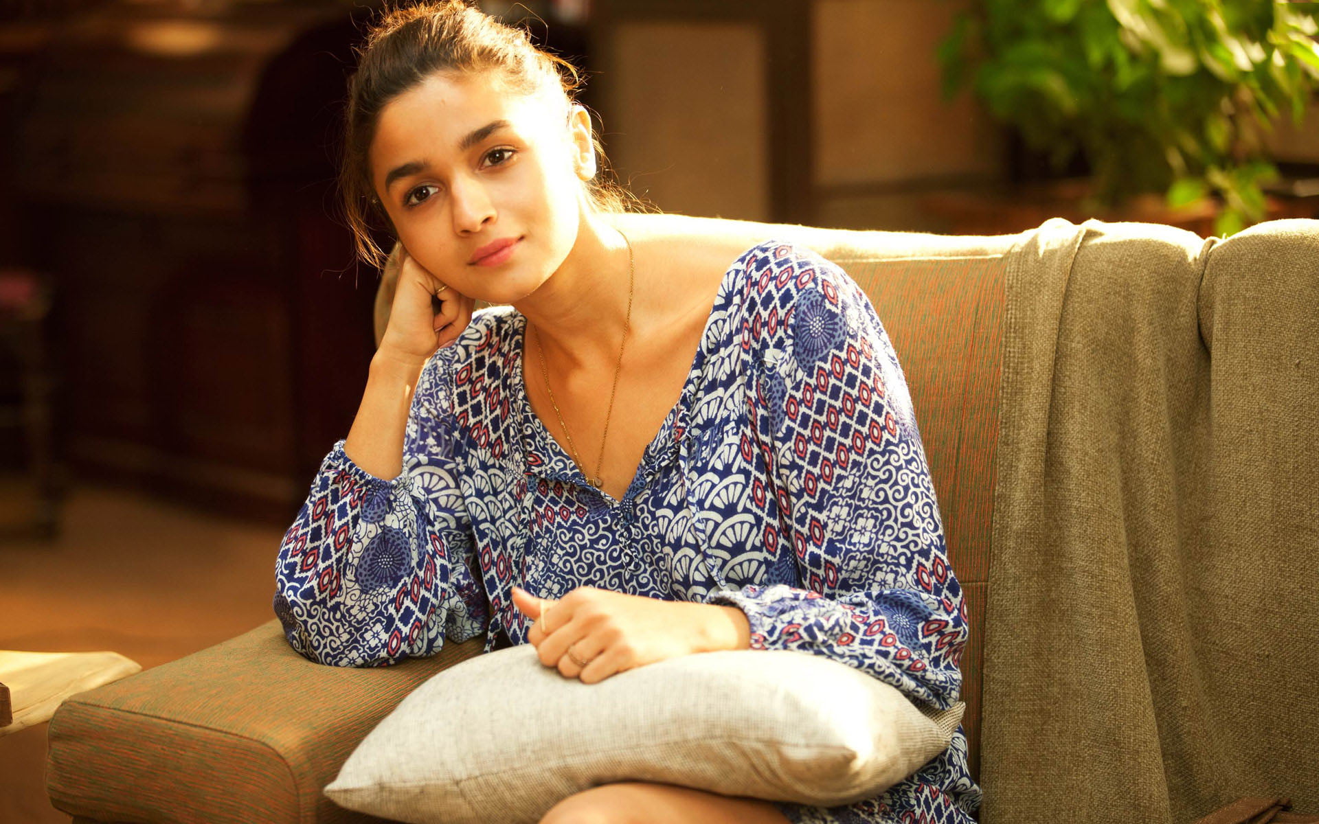 dear, alia bhatt, adult, bollywood, s, v, portrait, young women, zindagi, beauty, contemplation, long, alia, sleeved, bhatt, hairstyle, three quarter length, HD Wallpaper