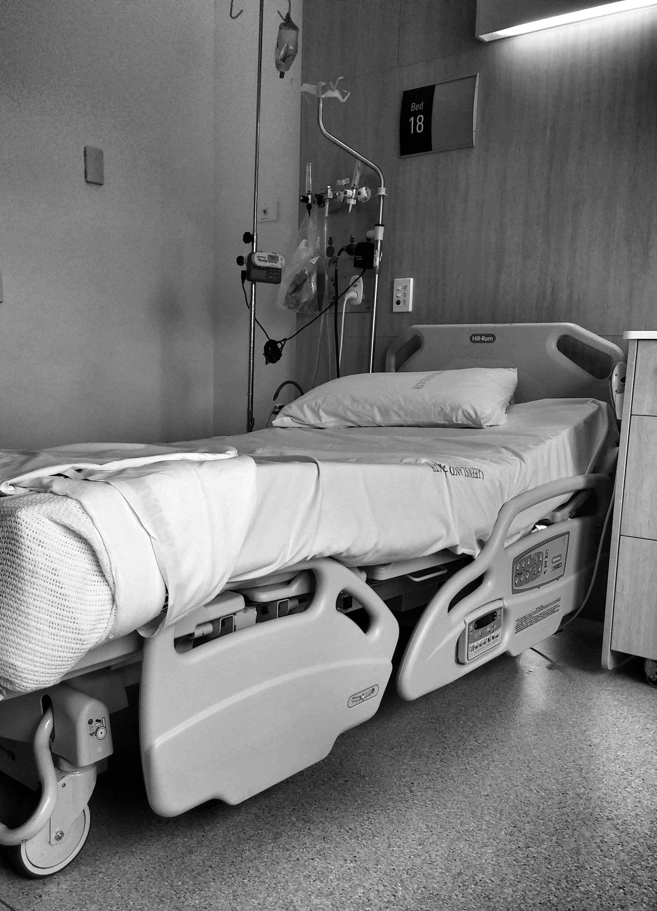 cabinet, no people, ospedale, medical equipment, telephone, domestic room, medical clinic, furniture, bedroom, emergency, technology, warning sign, empty, Phone HD Wallpaper