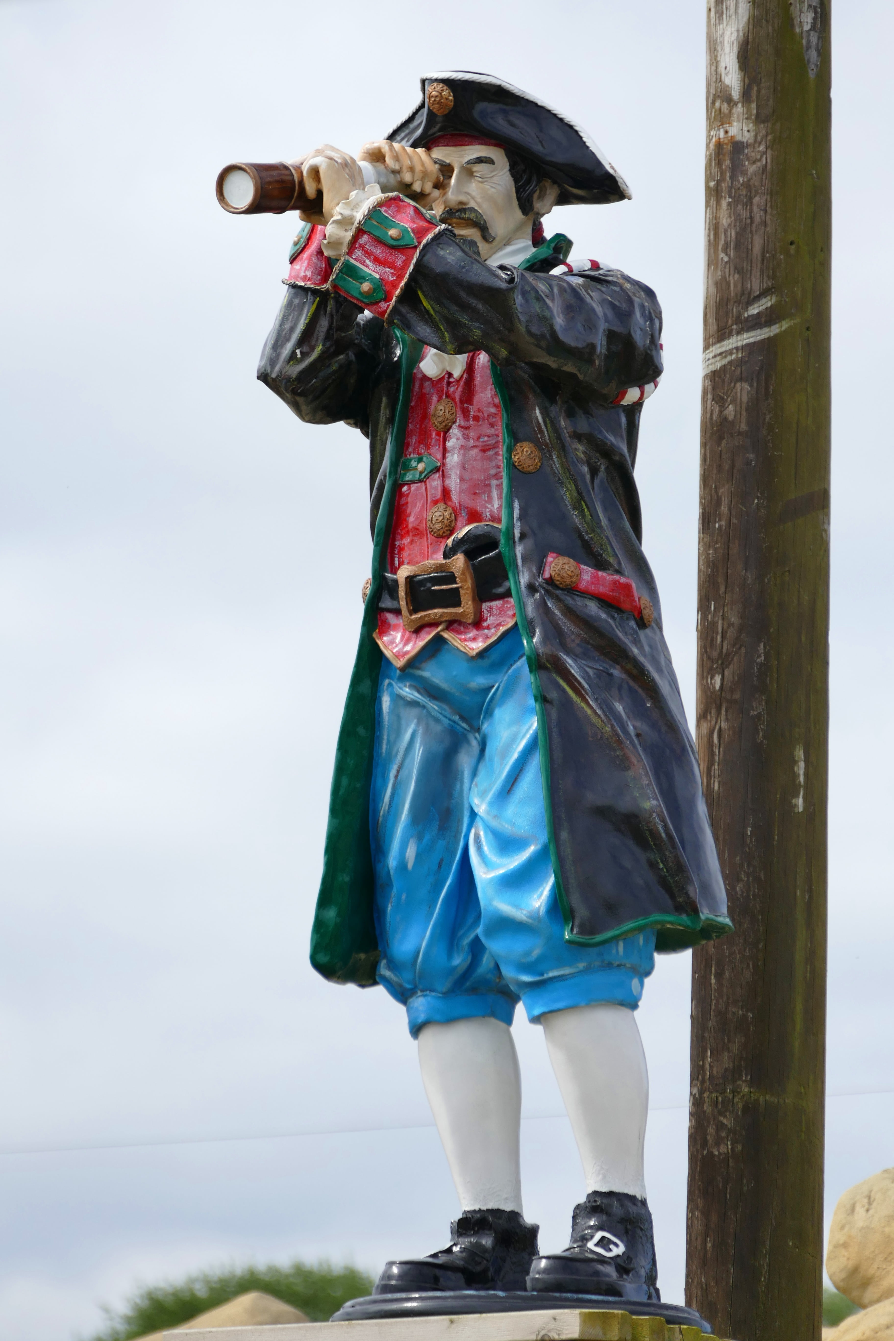 5K, wood - material, retro, piracy, captain, statuette, telescope, leisure activity, clothing, sailor, one man only, caribbean, human representation, jacket, Phone HD Wallpaper