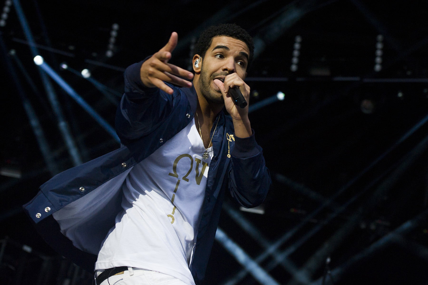 cheerful, drake, fashion, clothing, elegance, 2015, smiling, holding, focus on foreground, talking, one Person, businessman, young men, looking away, night, HD Wallpaper