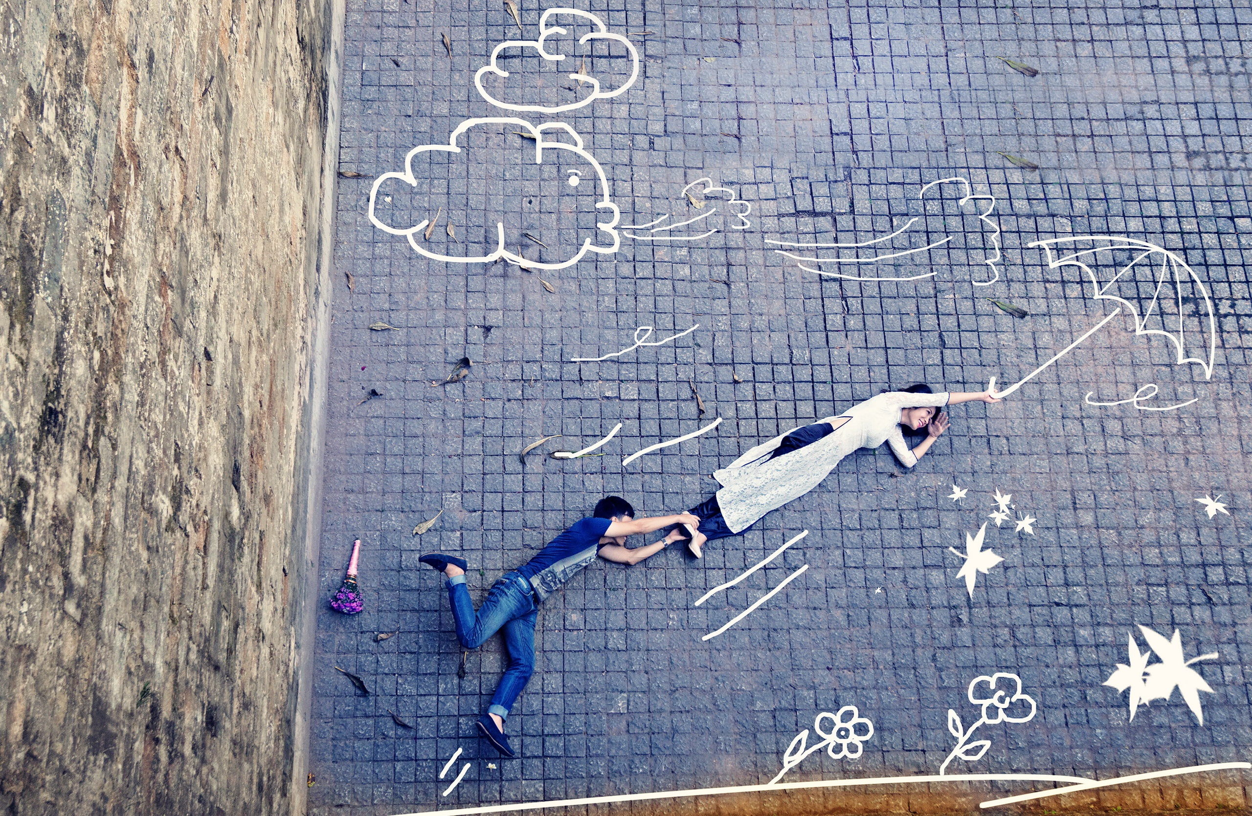 drawing - art product, real people, umbrella, high angle view, directly above, men, activity, lifestyles, chalk drawing, humor, art and craft, adult, creativity, HD Wallpaper