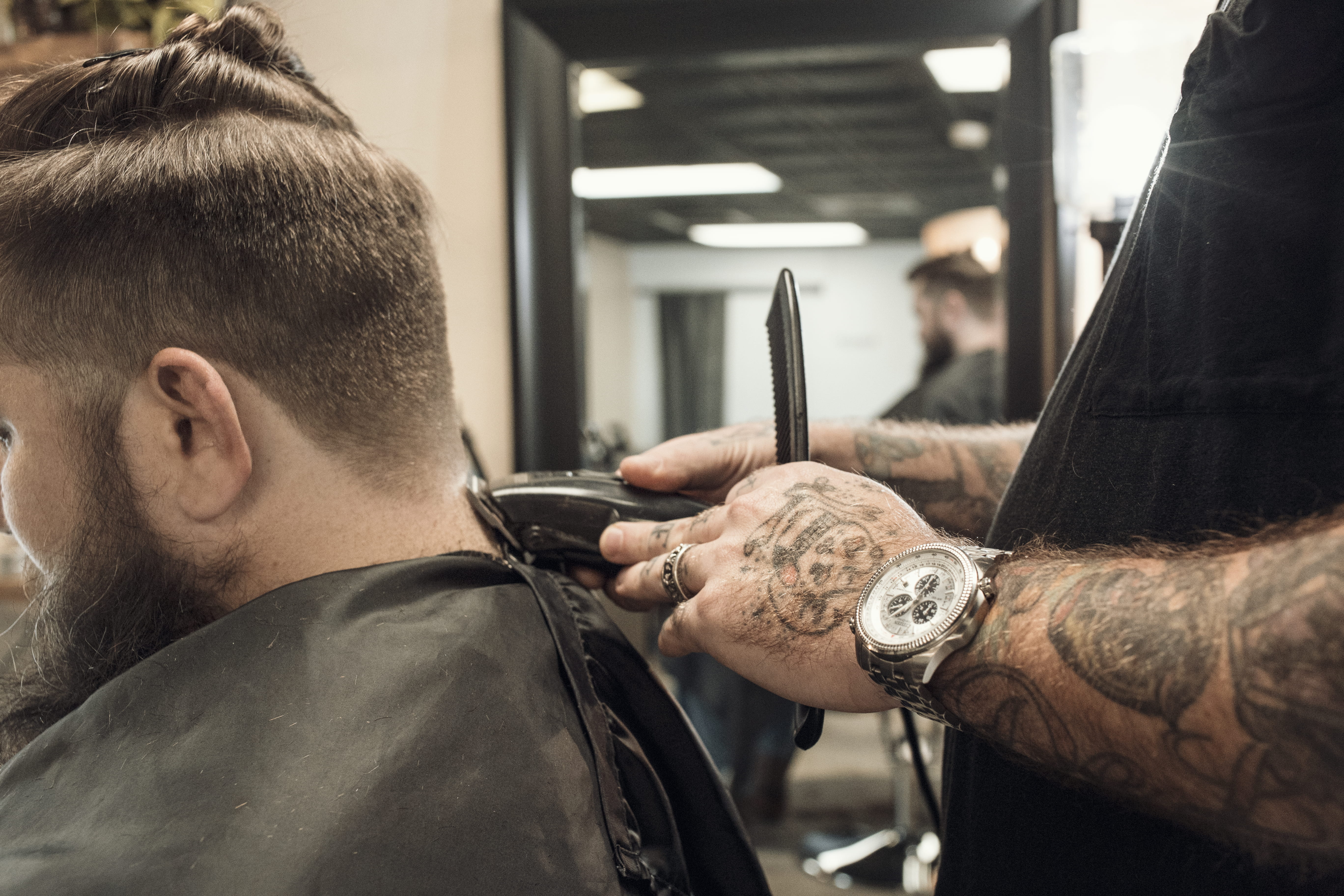 focus on foreground, barber shop, human body part, real people, barber, human hand, fashion, using, cut, human hair, clipping, mirror, trim, indoors, s, HD Wallpaper