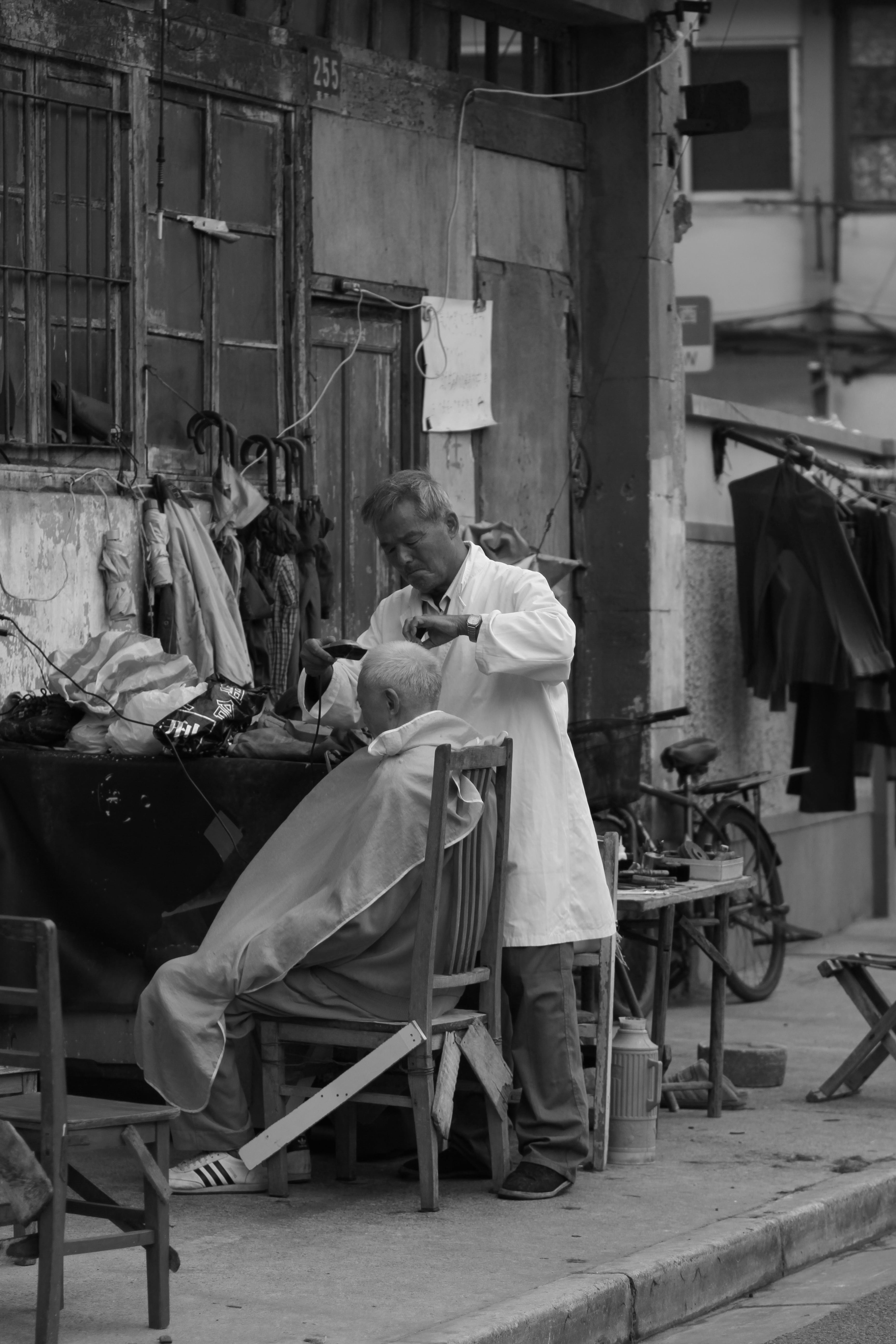 barber, women, side view, sitting, small business, females, black and white, seat, occupation, full length, real people, men, adult, day, indoors, clothing, Phone HD Wallpaper