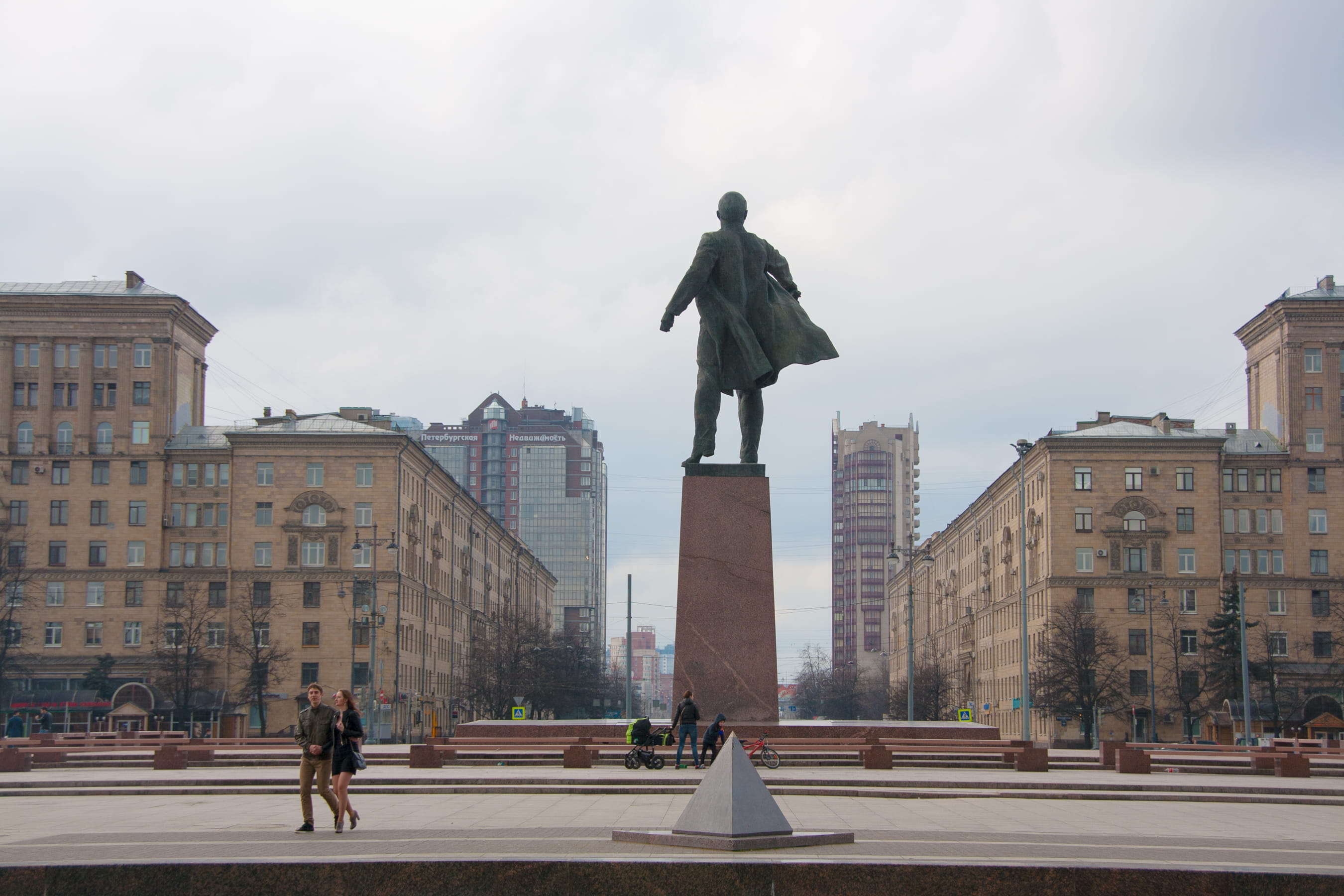 statue, russian, architecture, day, sight, iron, monument, town, symbol, revolutionary, leader, standing, nature, saint-petersburg, adult, summer, incidental people, HD Wallpaper