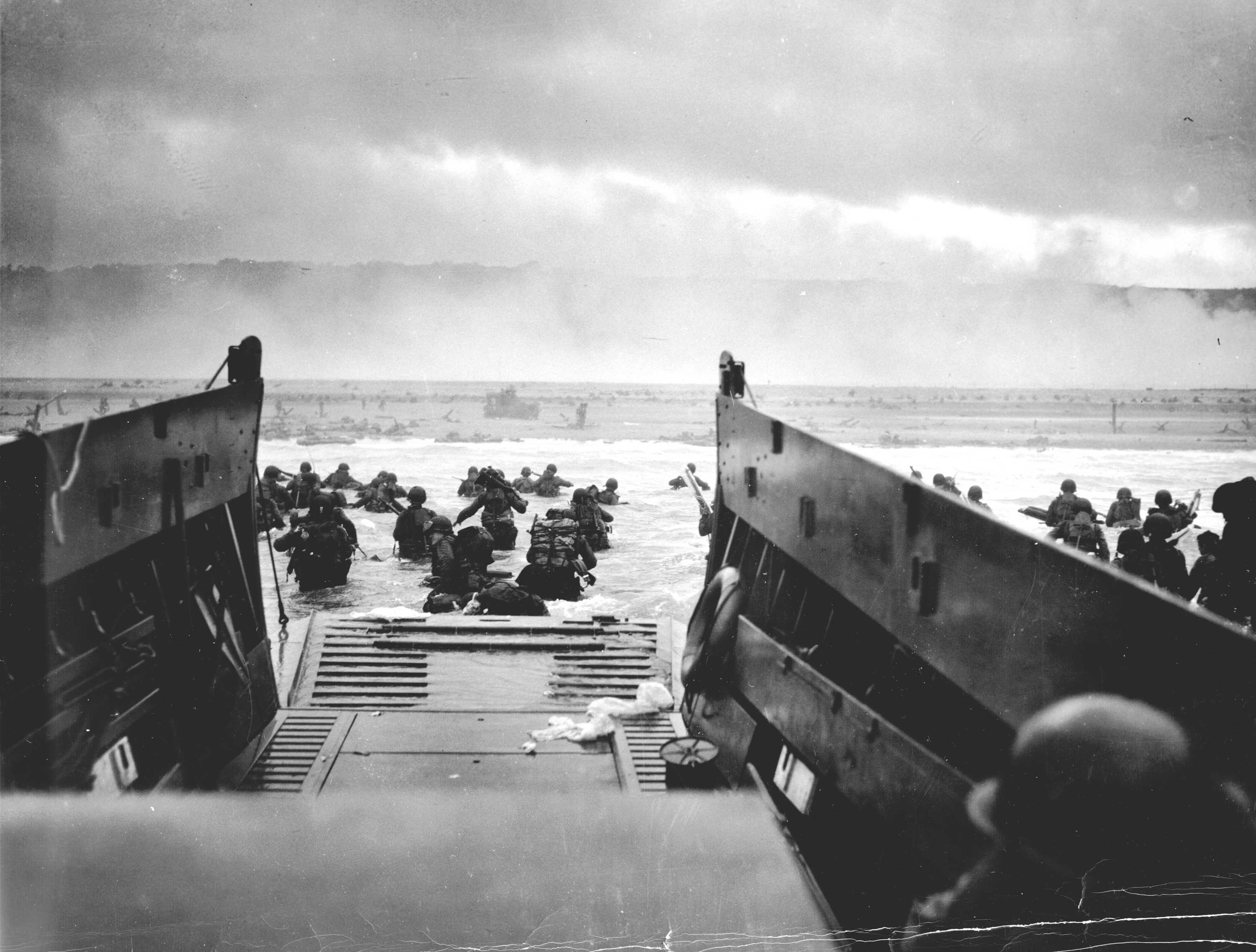 people, us, world war, historically, horizon over water, water, men, defense, grayscale, sky, mode of transportation, beach, soldiers, horizon, attack, HD Wallpaper