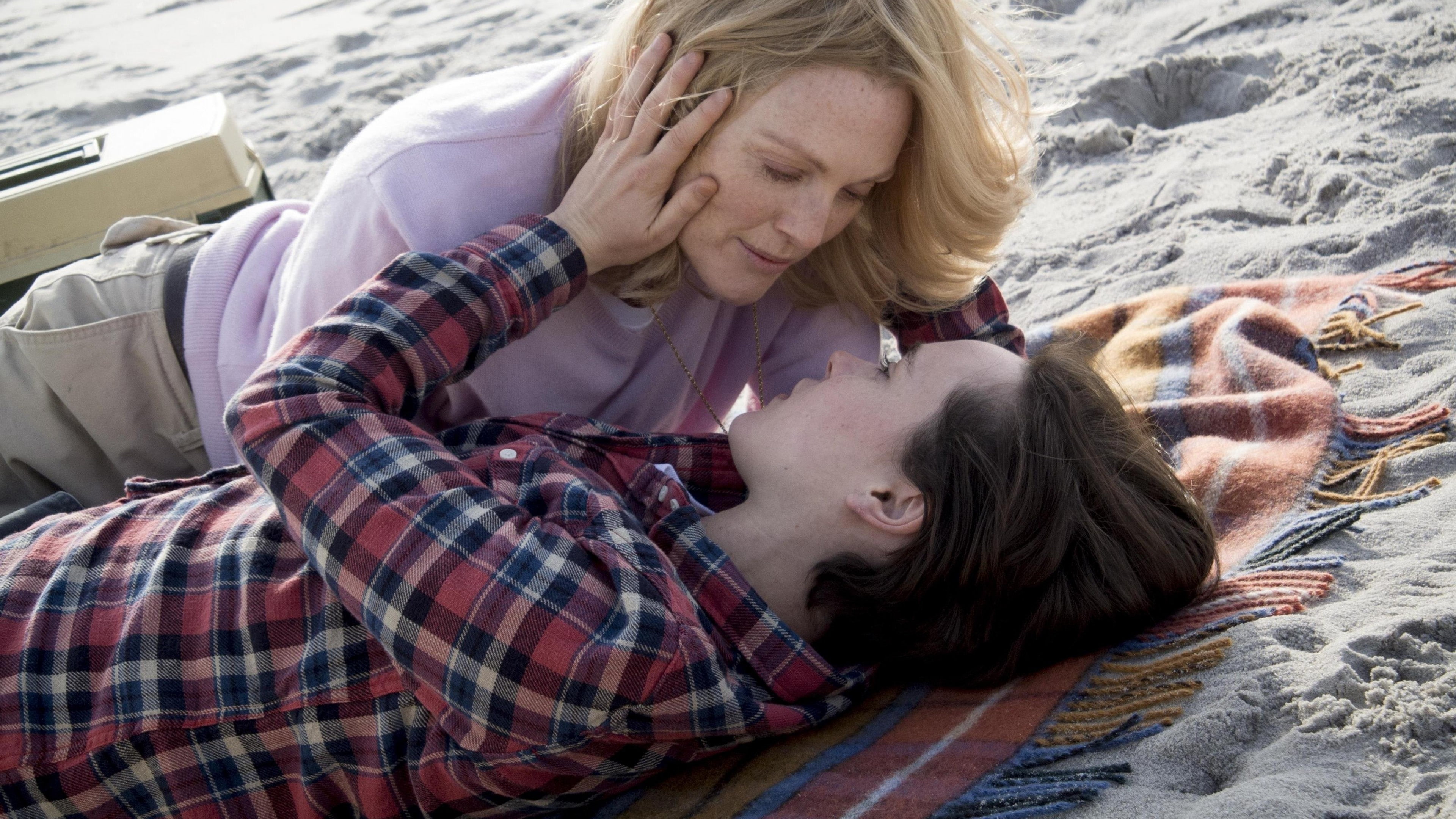 Ellen Page, Freeheld, sand, couple, Julianne Moore, 4K, facing, lying, HD Wallpaper