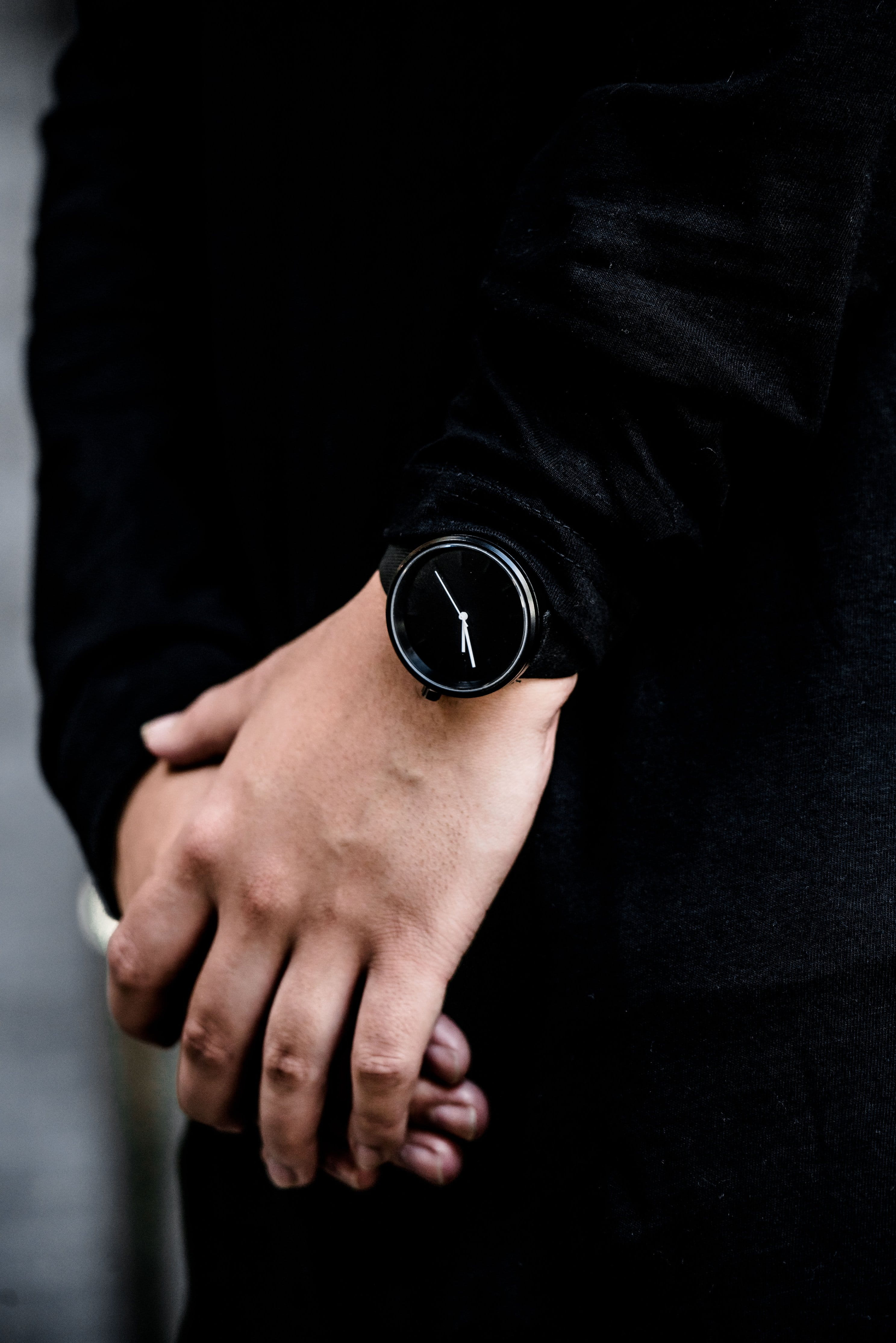 4K, human body part, dark, one person, Fashion, casual clothing, midsection, Accessories, Watch, s, black background, holding, Men, hand, Calendar, photo, Phone HD Wallpaper