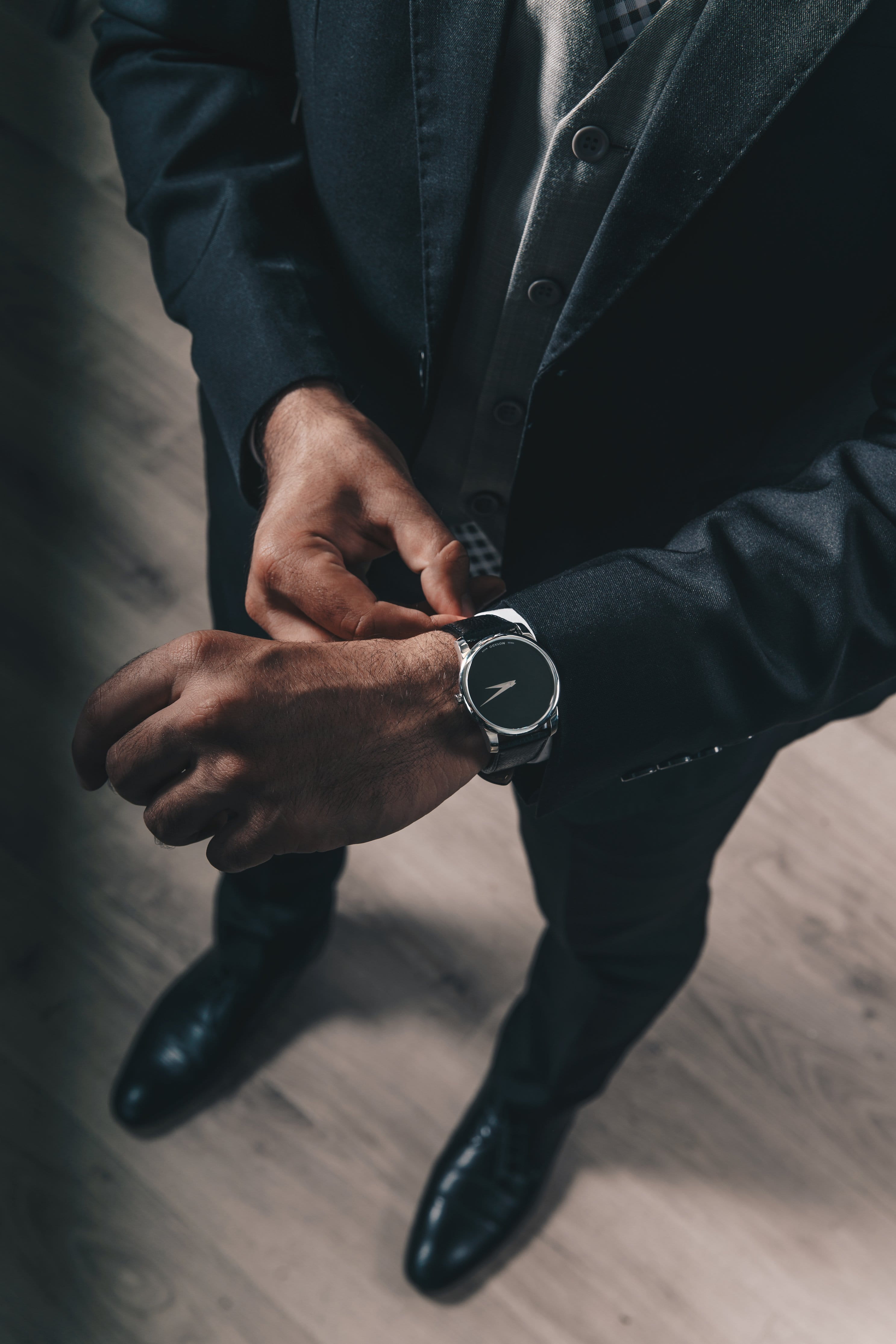 mens, indoors, holding, Men, human hand, focus on foreground, Time, amp, Watch, human finger, photo, Suits, businessman, wood, body part, Calendar, midsection, Phone HD Wallpaper