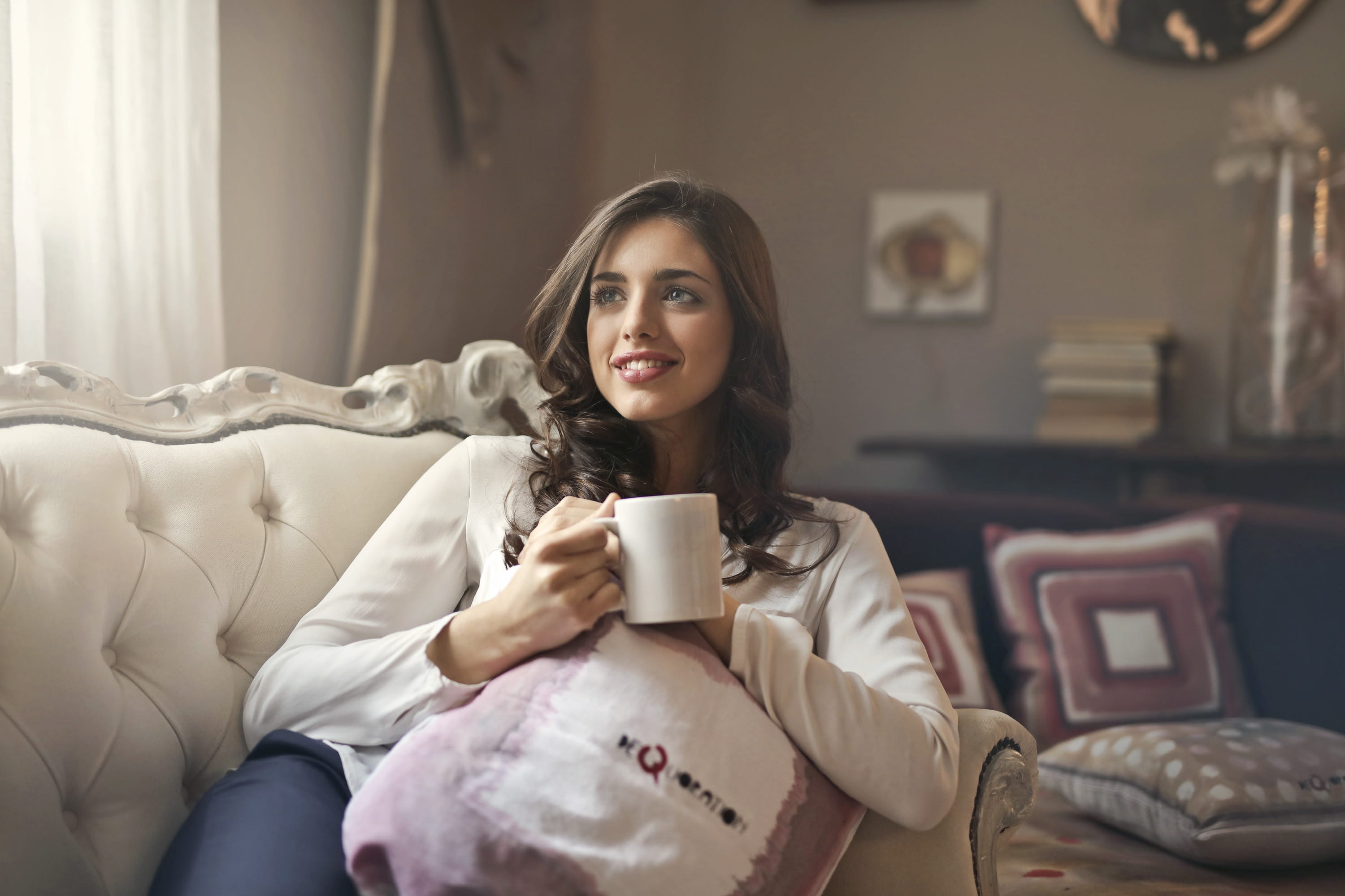 lifestyles, strand, relaxation, beautiful people, hot drink, smile, sofa, young adult, caucasian, drink, room, coffee, coffee - drink, holding, Indoors, HD Wallpaper