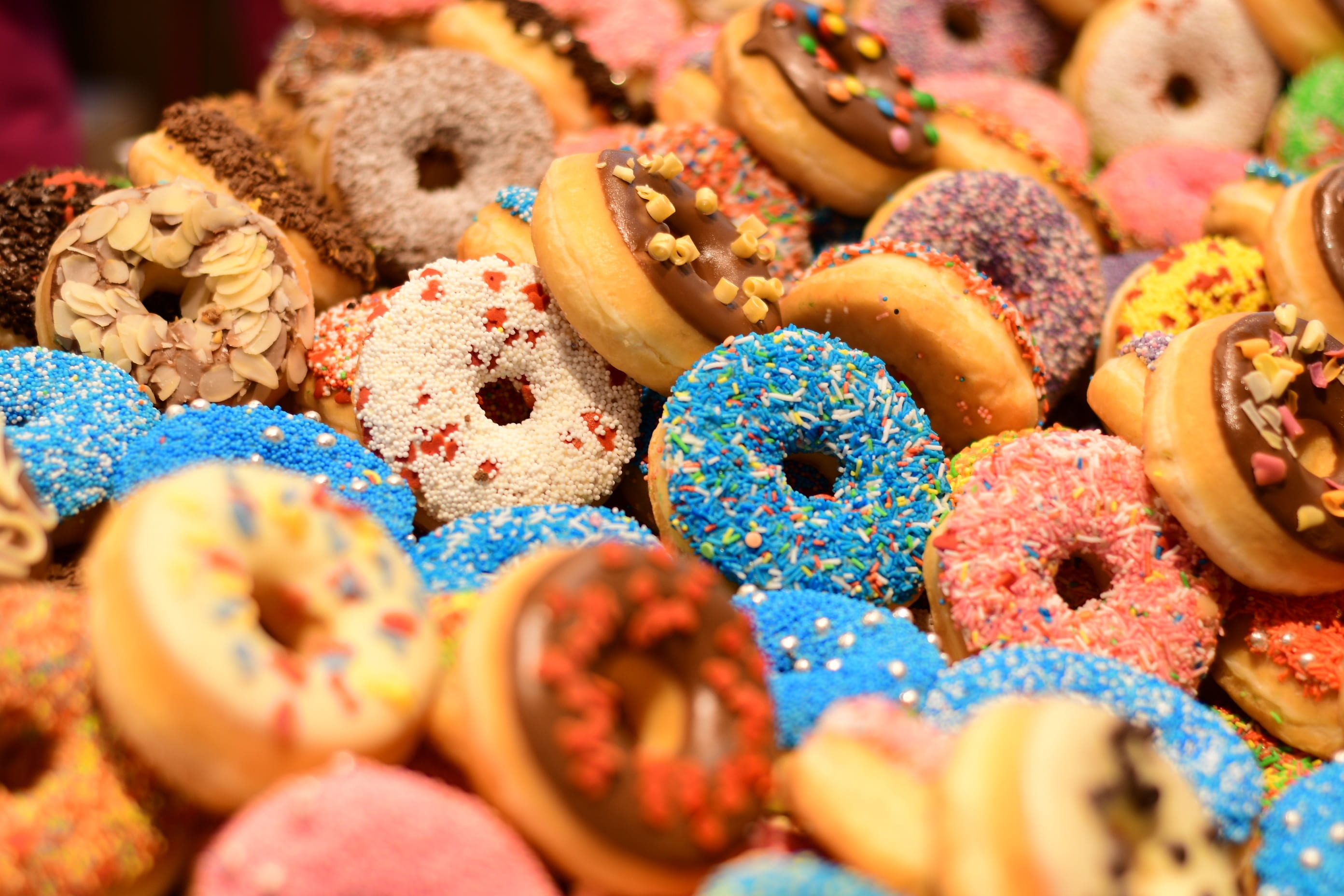 large group of objects, enjoy, sprinkles, 2K, store, snack, donut, multi colored, abundance, no people, temptation, joy, sweet, baked, doughnut, retail, HD Wallpaper