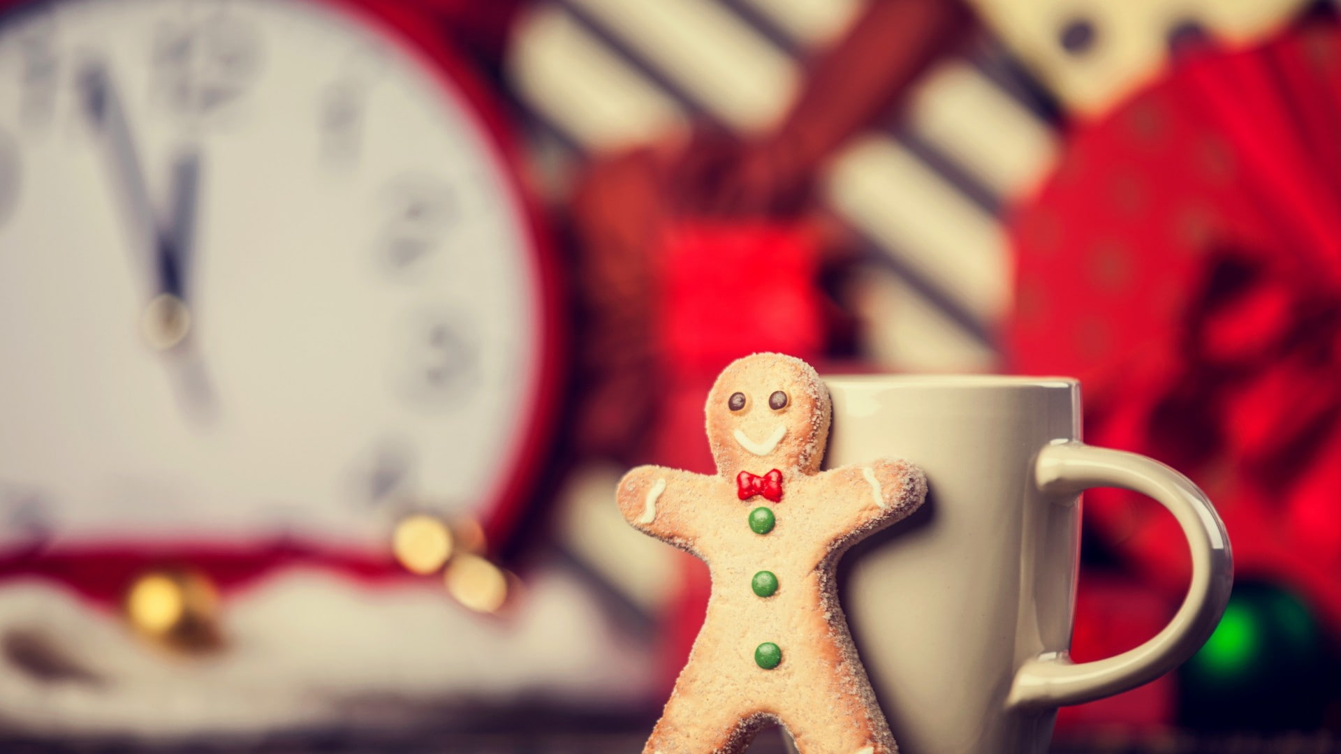 christmas, indoors, minute hand, figurine, blurred, cookies, still life, small, human representation, sweets, decoration, antique, art and craft, food, HD Wallpaper
