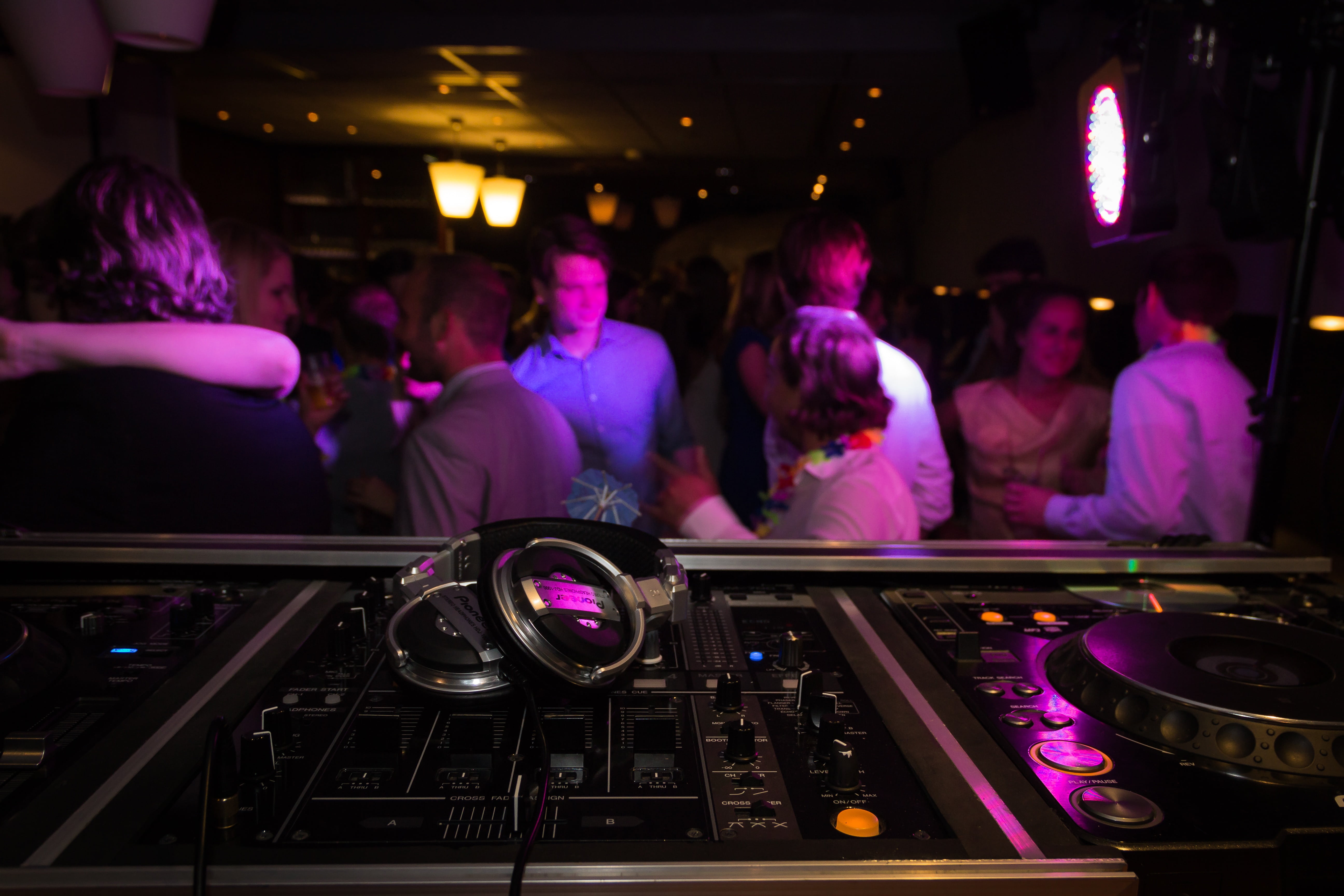 arts culture and entertainment, party, nightlife, bar - drink establishment, turntable, enjoyment, dark, nightclub, crowd, group of people, dancing, incidental people, HD Wallpaper